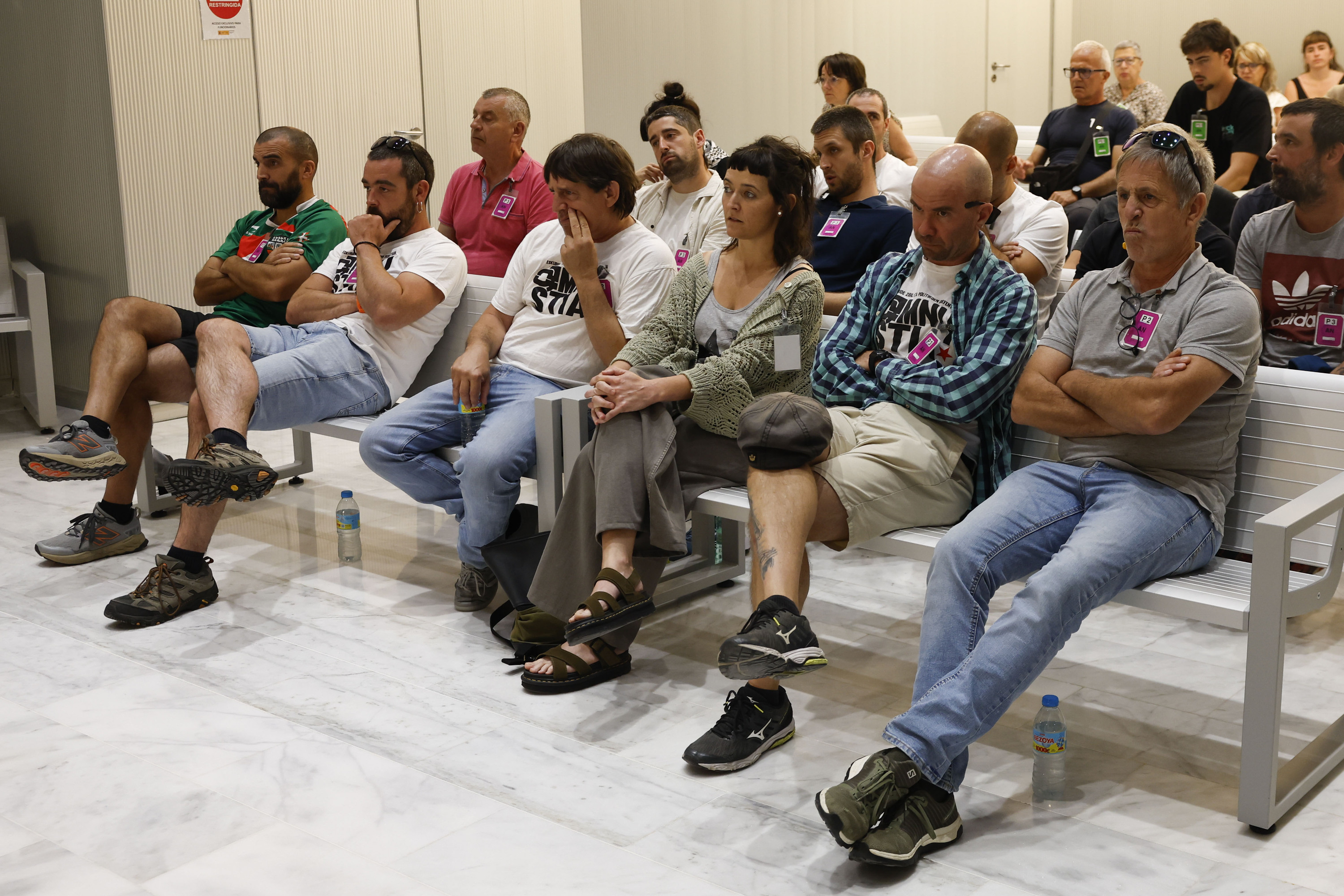 Auzipetutako hamasei lagunak, gaur, Espainiako Auzitegi Nazionalean. JAVIER LIZON / EFE