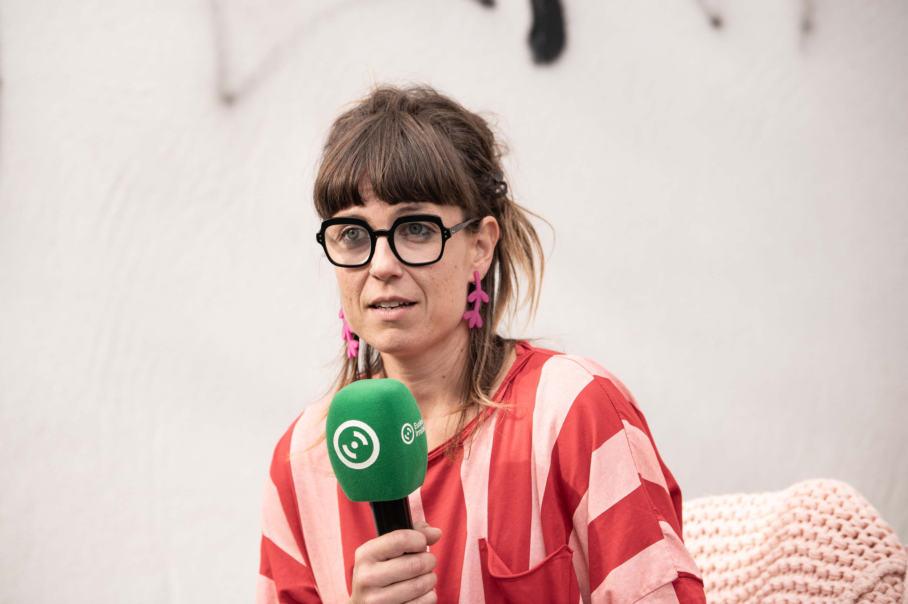 'Alabak' podcastaren gidari Aitziber Zapirain, Hendaian, ekainaren 5ean. PATXI BELTZAIZ