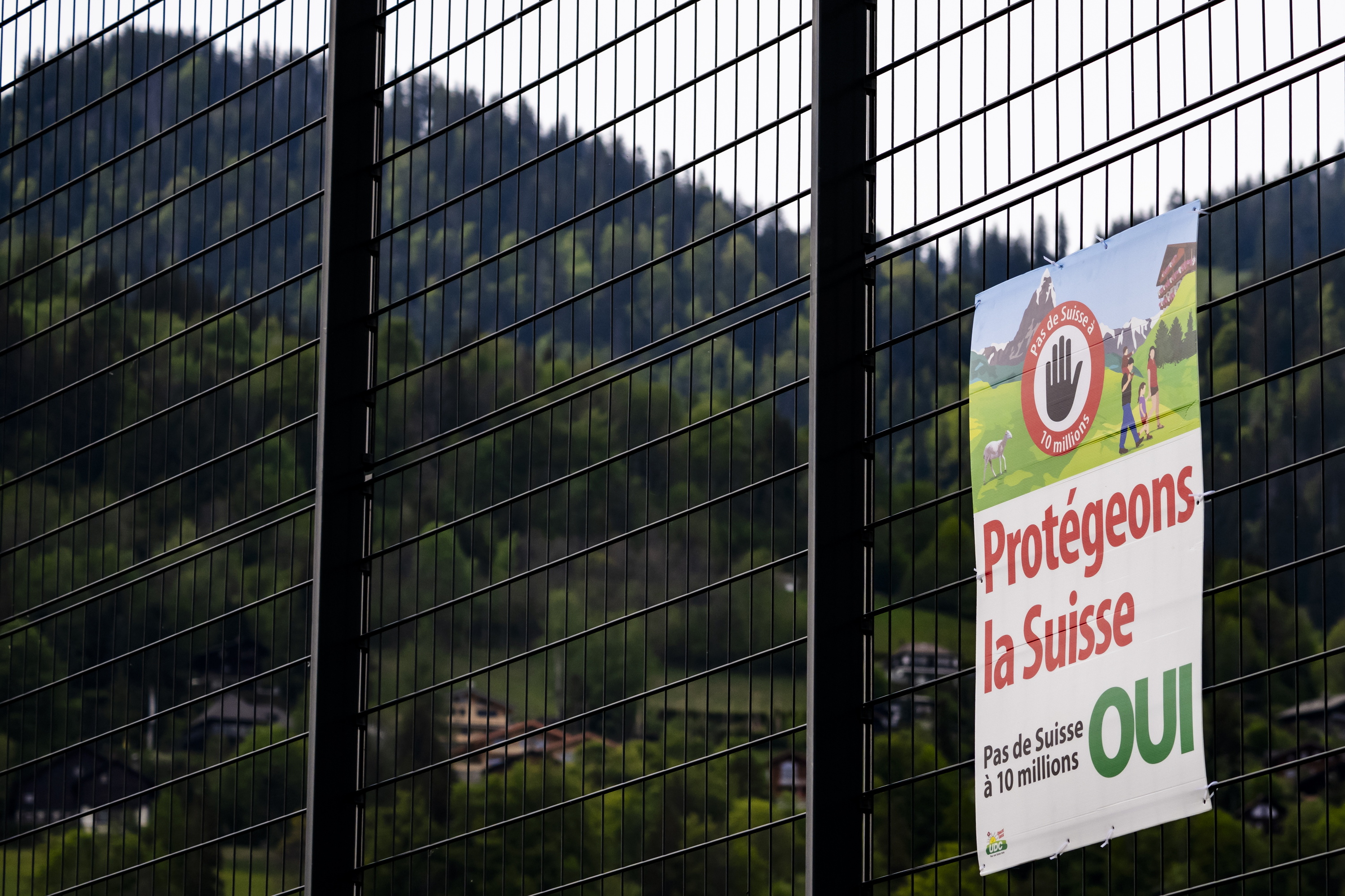 Suitzako biztanle kopurua mugatzeko erreferendumerako kartel bat, SVP Suitzako Alderdi Popularra eskuindarrarena, Charmey herrian, maiatzean. JEAN-CHRISTOPHE BOTT / EFE