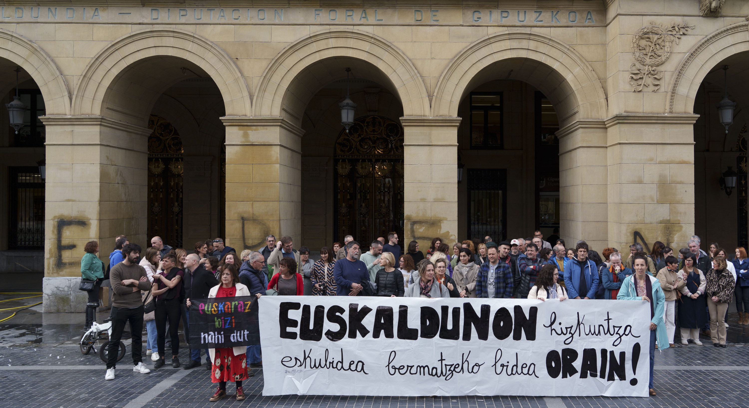 Euskara egiaztatzeko eskakizunen kontrako epaiak salatzeko protesta bat, artxiboko irudi batean. JON URBE / FOKU