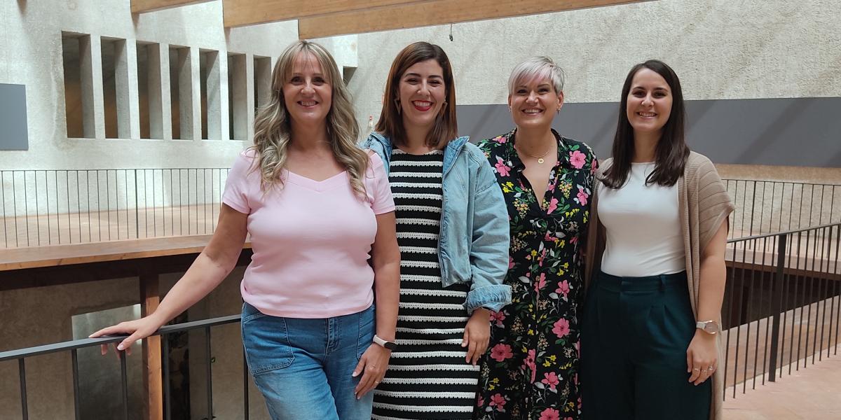 Alidena elkarteko Kontxi Arroyo, Ane Sanchez, Estela Gomez eta Alba Ekiza, Iruñean egindako aurkezpenean. NAFARROAKO HITZA
