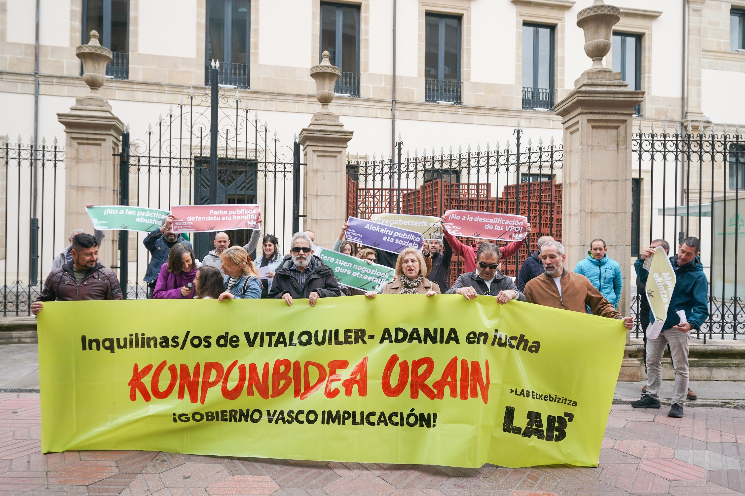 LABen eta Salburuako bizilagunen protesta, gaur, Eusko Legebiltzarrean. ENDIKA PORTILLO / FOKU