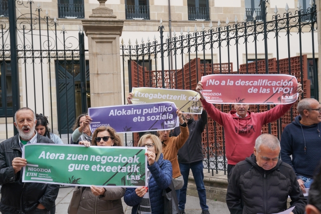 LABen eta Salburuako bizilagunen protesta, gaur, Eusko Legebiltzarrean. ENDIKA PORTILLO / FOKU LABen eta Salburuako bizilagunen protesta, gaur, Eusko Legebiltzarrean. ENDIKA PORTILLO / FOKU