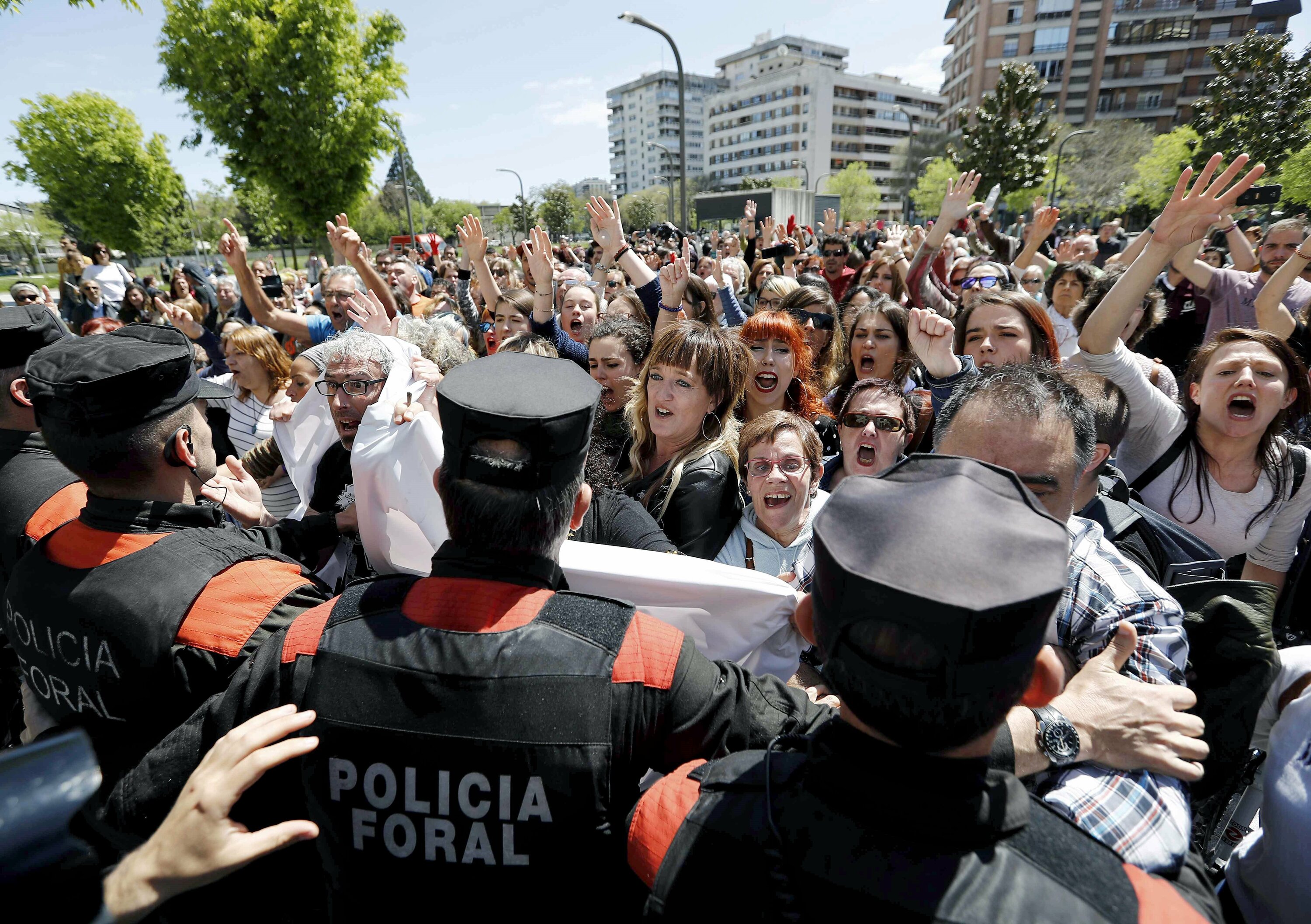 Herritarren protestak Nafarroako Justizia Auzitegiaren aurrean, 2018ko apirilean, epaia eman zutenean. VILLAR LOPEZ / EFE