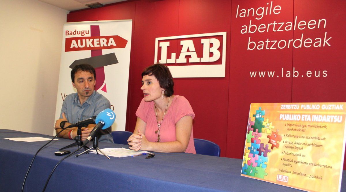 Gorka Berasategi eta Garbiñe Aranburu gaurko prentsaurrekoan, LABen Donostiako egoitzan. LAB SINDIKATUA