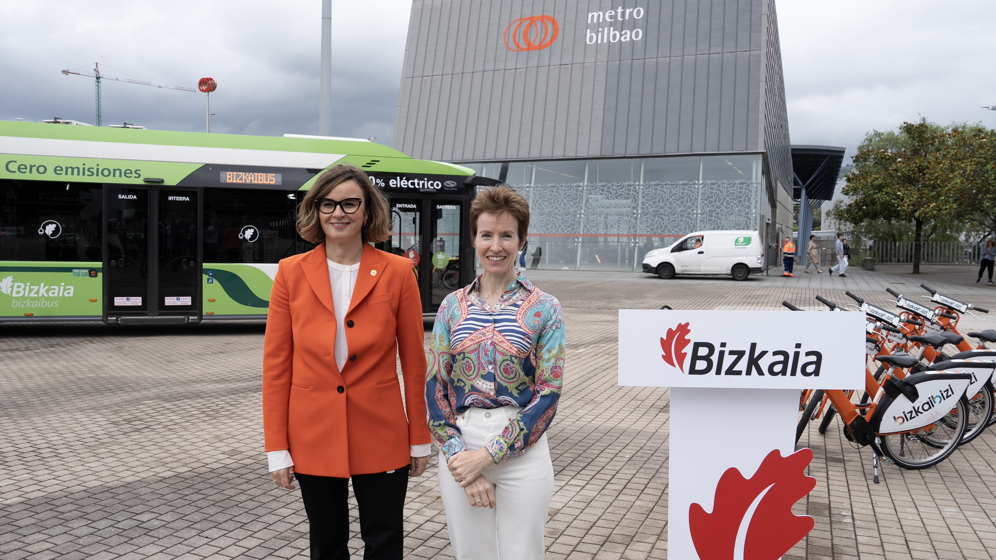 Elixabete Etxanobe Bizkaiko ahaldun nagusia eta Sonia Perez Ezkerra Garraioak, Mugikortasuna eta Turismoa Sustatzeko diputatua, gaur, Barakaldon. BIZKAIKO FORU ALDUNDIA
