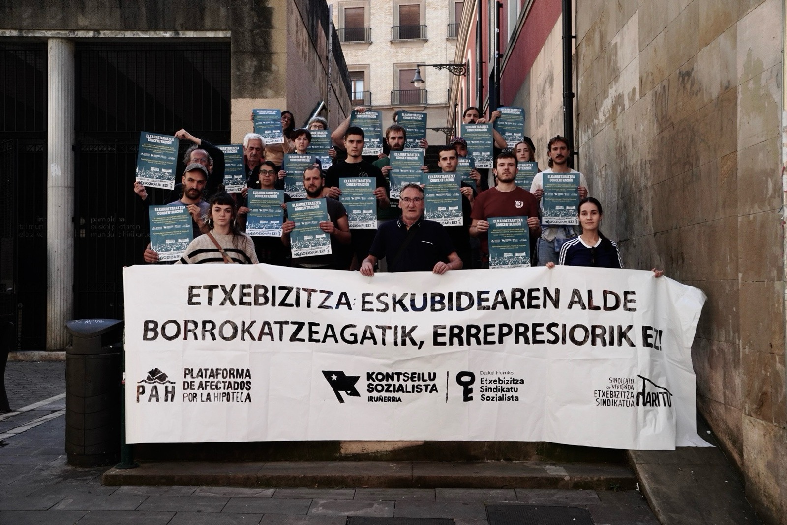 Hiru eragileek gaur goizean egindako prentsaurrekoa, Iruñean. IRUÑERRIKO ETXEBIZITZA SINDIKATU SOZIALISTA