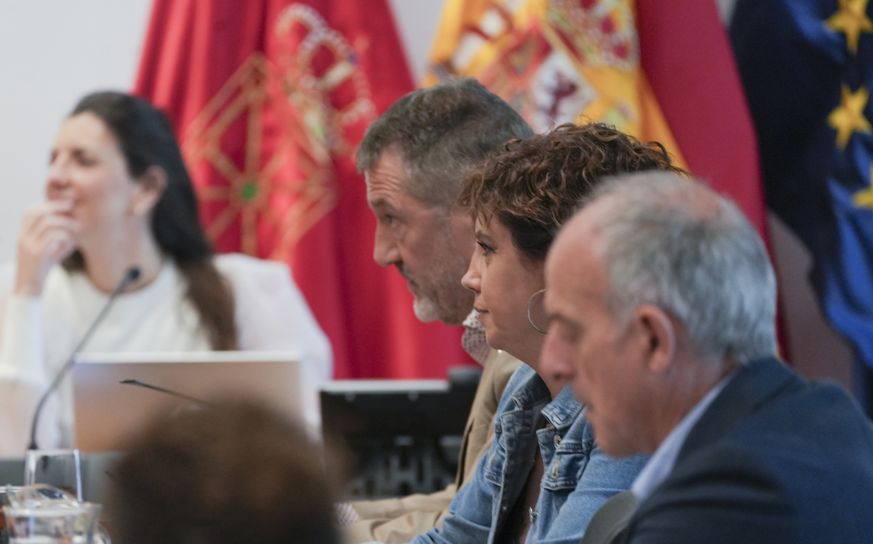 PSNko Javier Lekunberri eta Ainhoa Unzu, eta EH Bilduko Adolfo Araiz, gaur, Nafarroako Parlamentuko ikerketa batzordean. JAGOBA MANTEROLA / FOKU