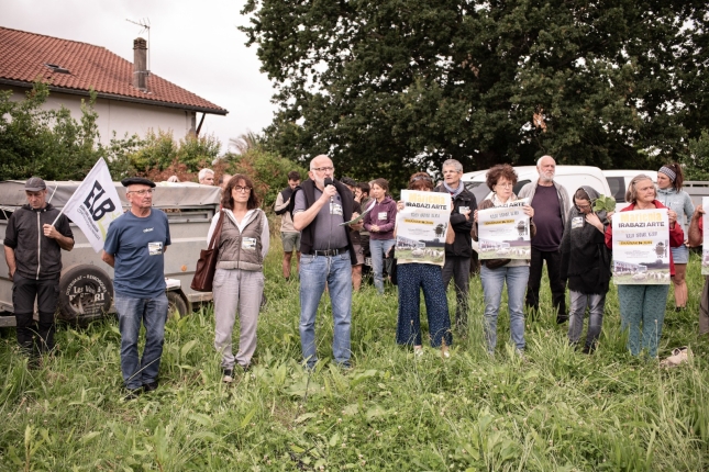 ELB, Lurzaindia eta Ostia kolektiboko kideak, Marieneko lurretan, Kanbon. PATXI BELTZAIZ ELB, Lurzaindia eta Ostia kolektiboko kideak, Marieneko lurretan, Kanbon. PATXI BELTZAIZ