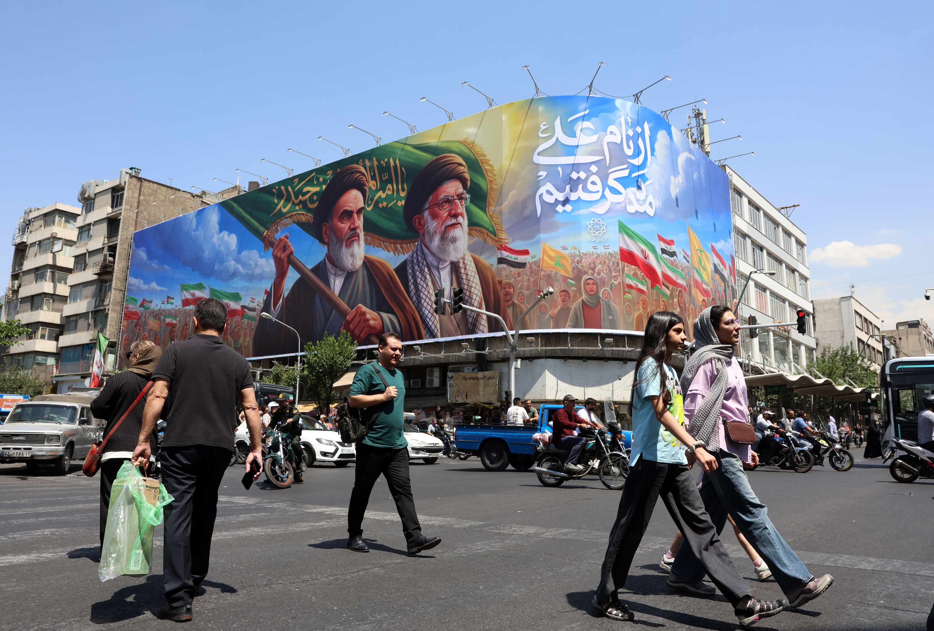 Herritar batzuk gaur Teheran erdialdean. ABEDIN TAHERKENAREH / EFE