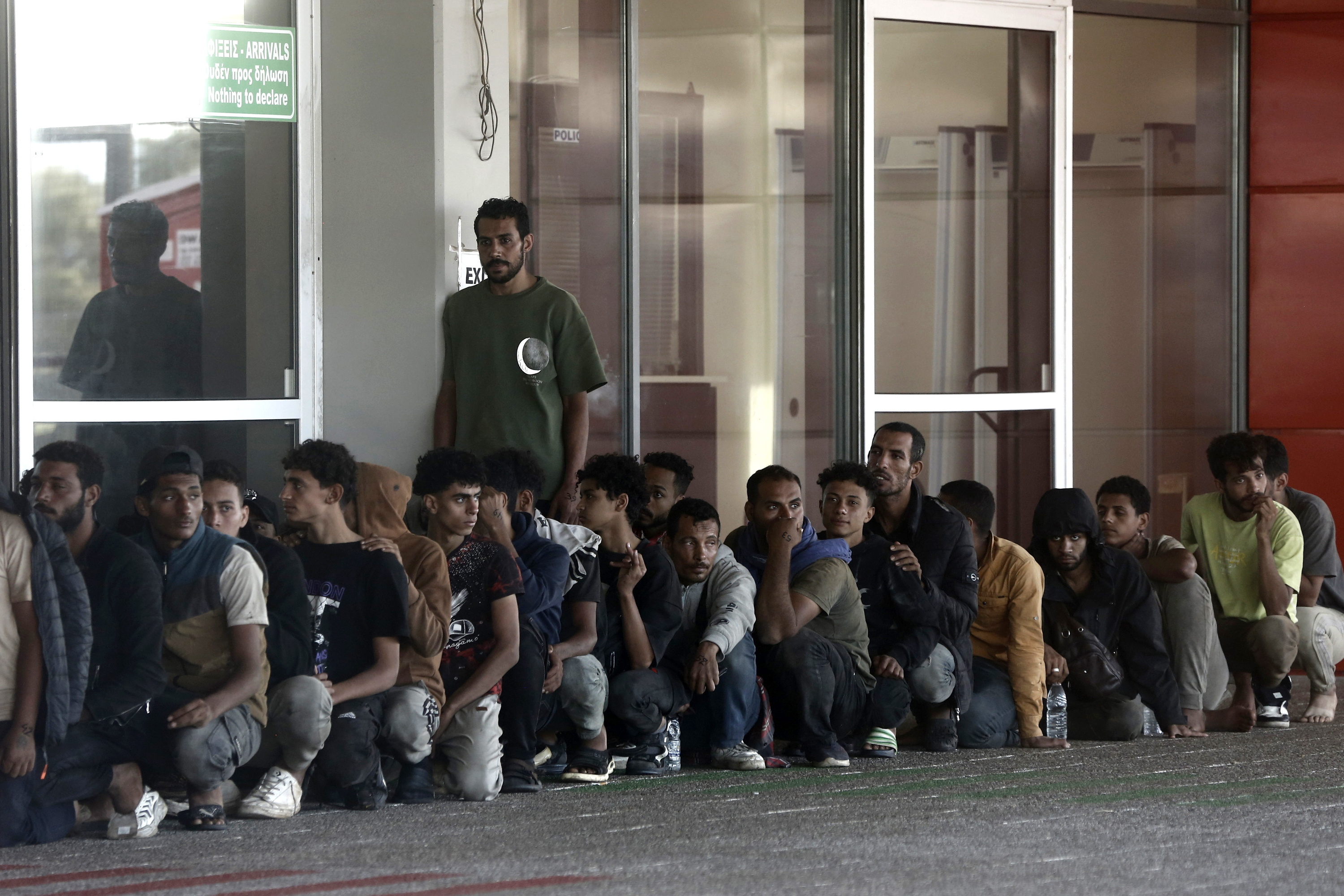 Migratzaile talde bat Greziako Kreta uhartera iritsi berritan, iragan uztailean. YANNIS KOLESIDIS / EFE 