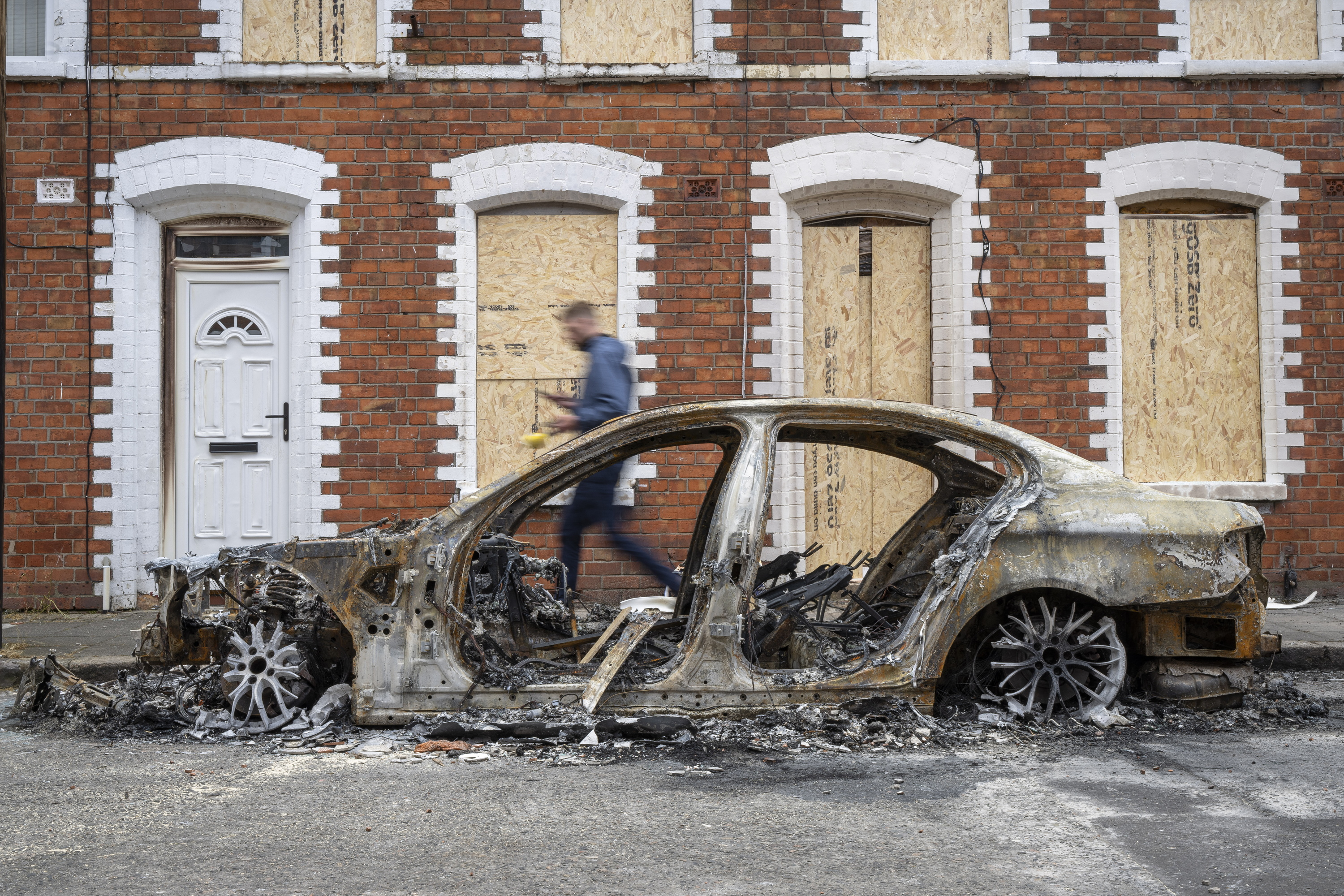 Belfasten herenegun gaueko istiluetan erretako auto bat, atzo. ANDREAS BECKER / EFE