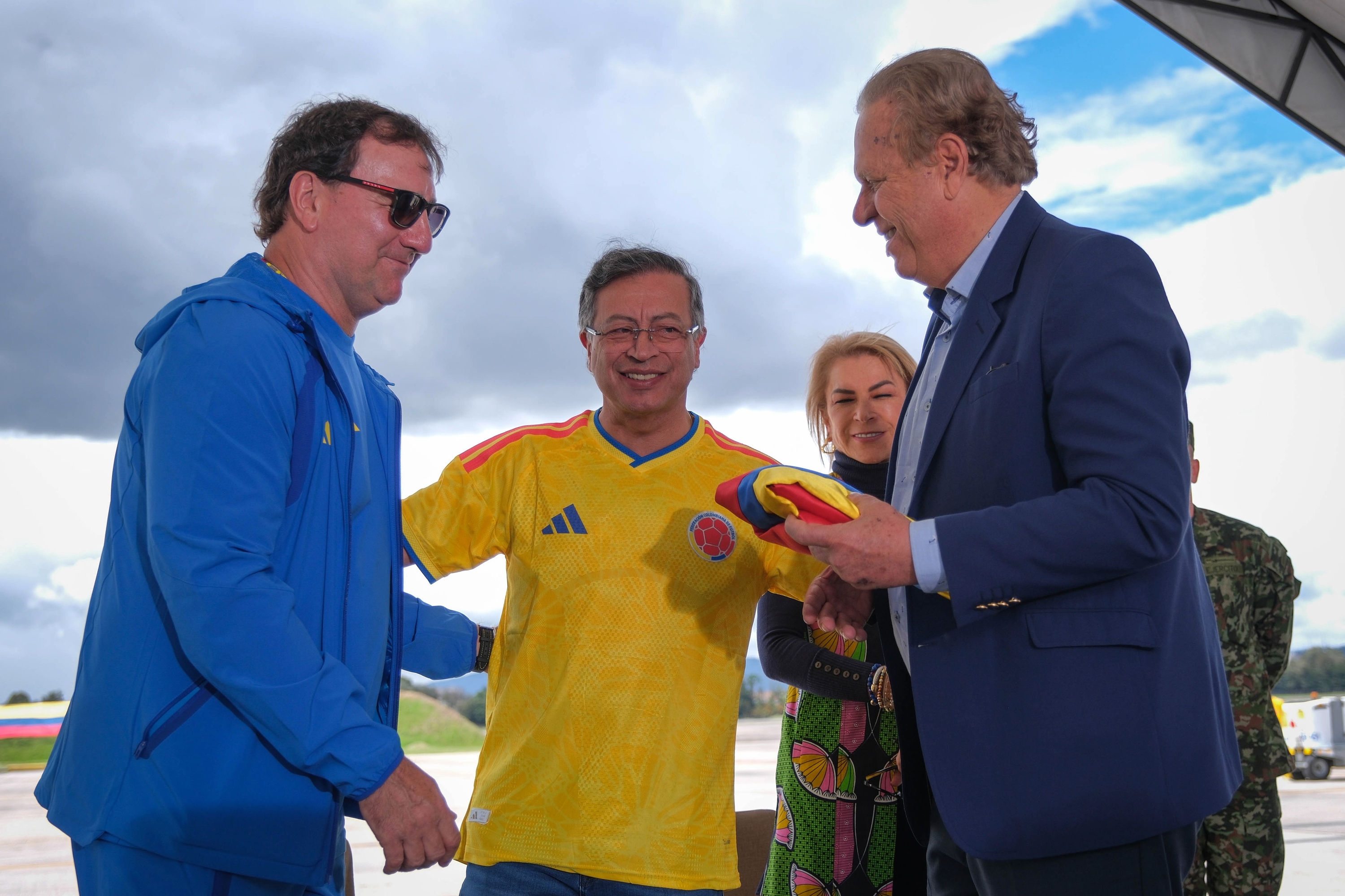 Petro —erdian— Kolonbiako futbol selekzioko elastikoarekin iragan astean, Bogotan. EFE