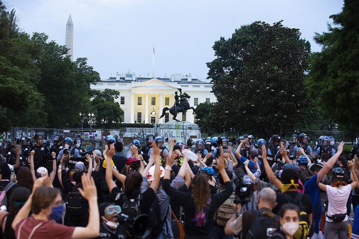 Floyden hilketa salatzeko protesta bat, ekainean, Washingtonen. MICHAEL REYNOLDS, EFE