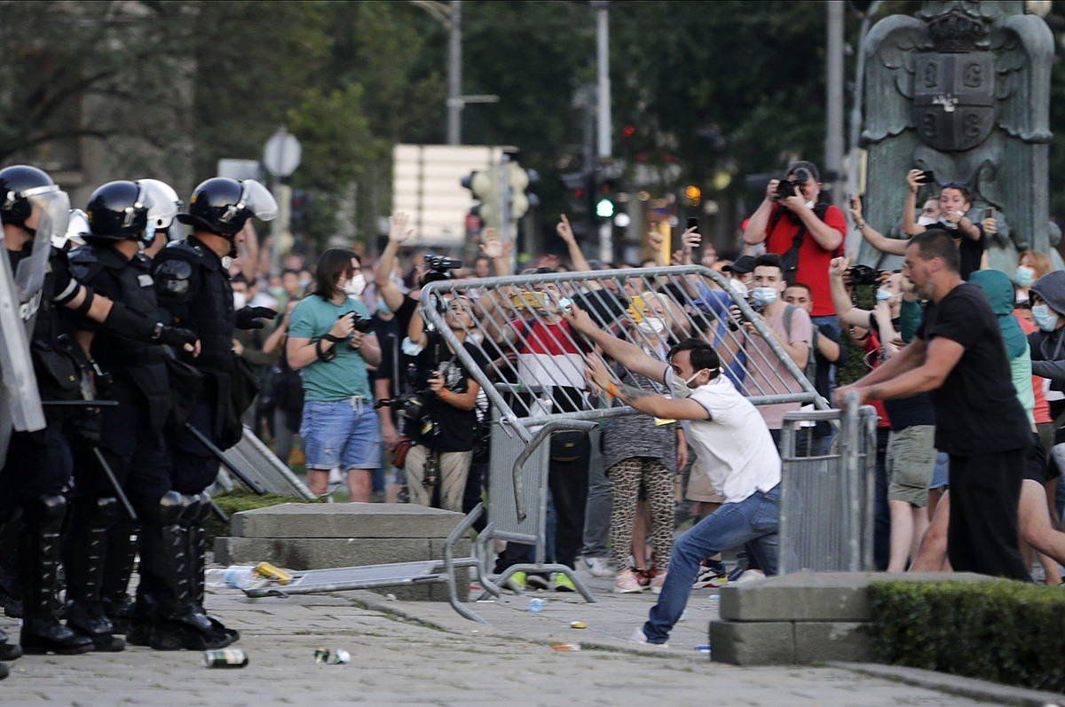 Polizia eta manifestarien arteko enfrentamenduak Belgraden. ANDREJ CUKIC, EFE