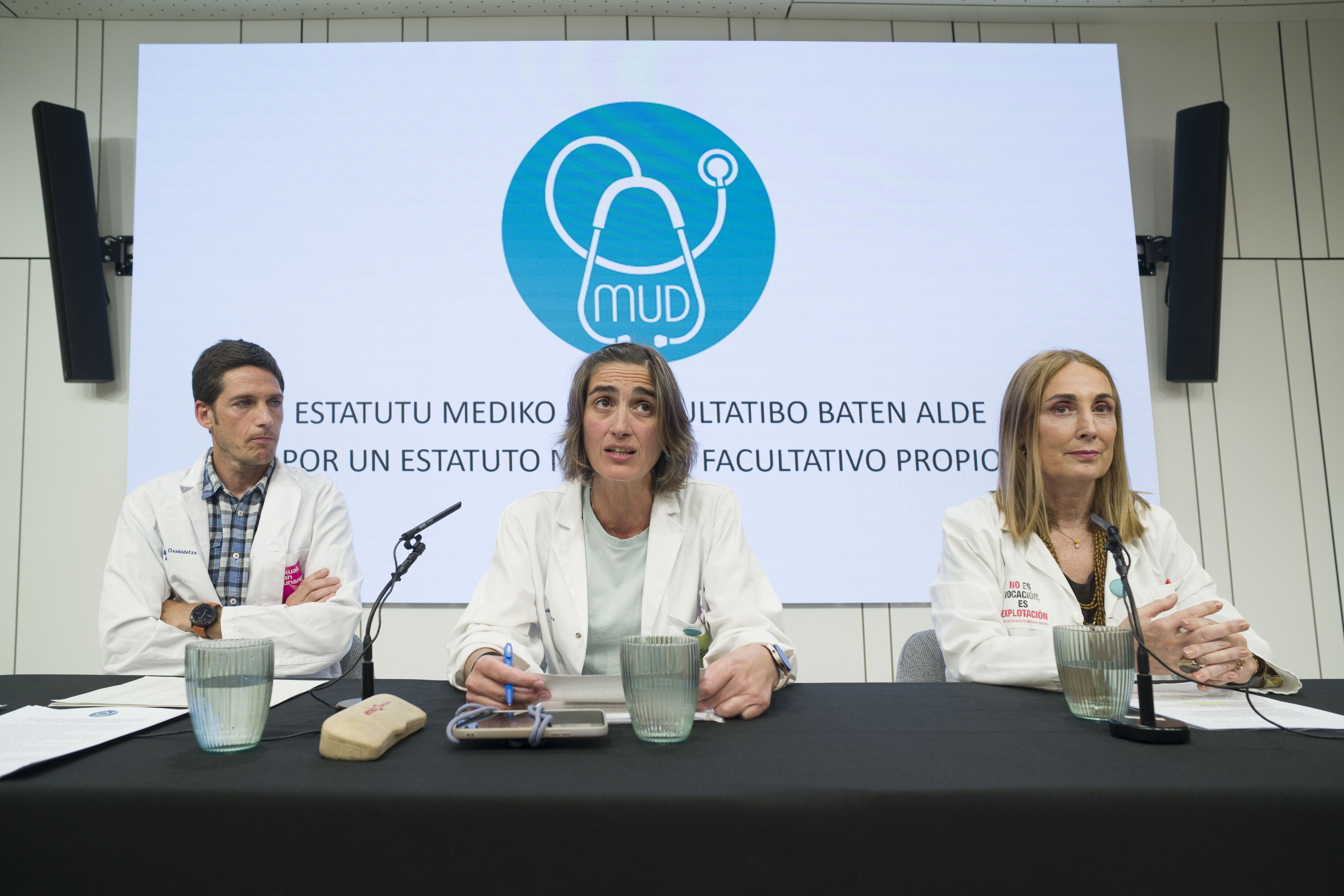 Medikuen plataformako eta MUDeko ordezkariak, gaur arratsaldeko agerraldian. JON URBE / FOKU