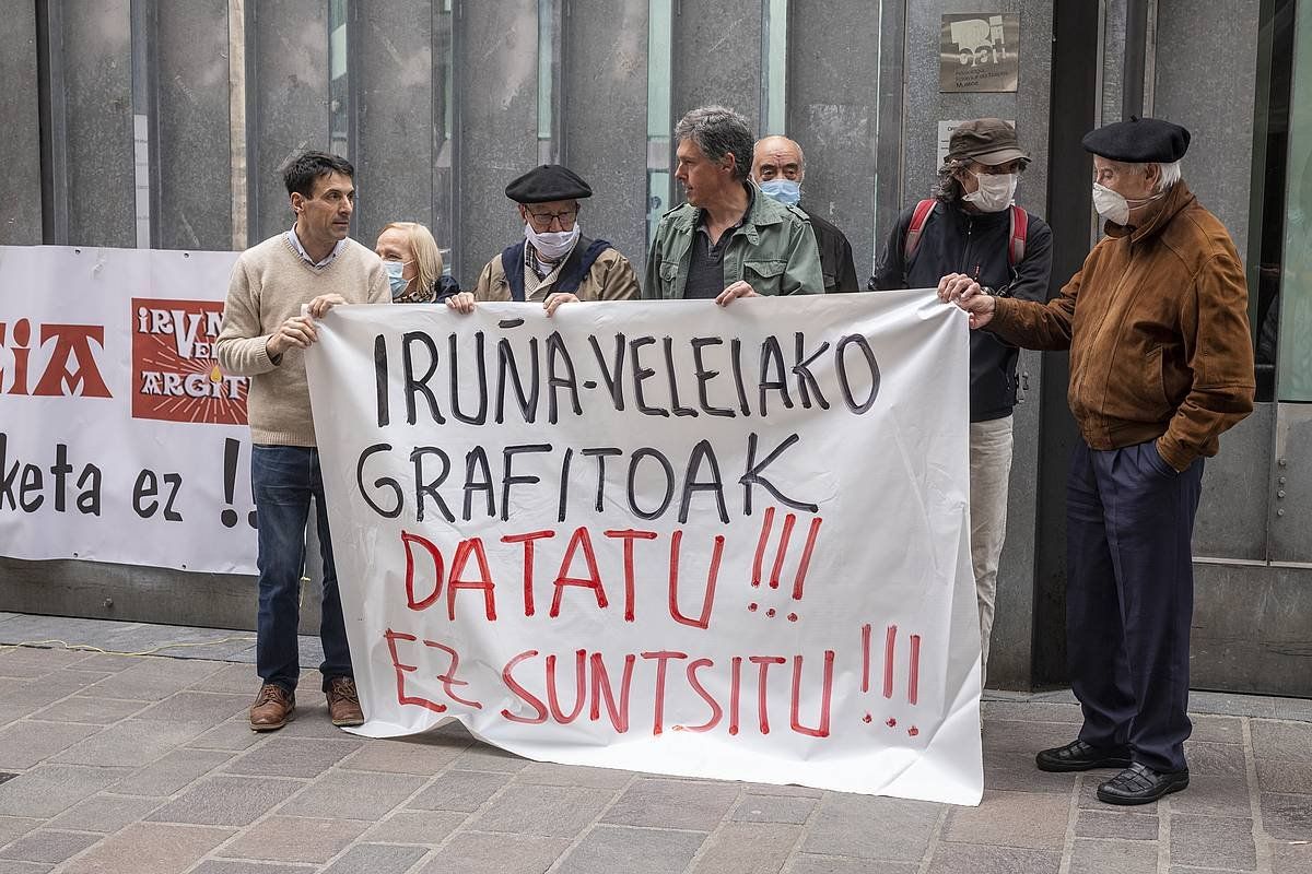 Iruña-Veleia Argituk egindako protesta, Gasteizen, auziaren sententzia jakin ostean. JAIZKI FONTANEDA / FOKU