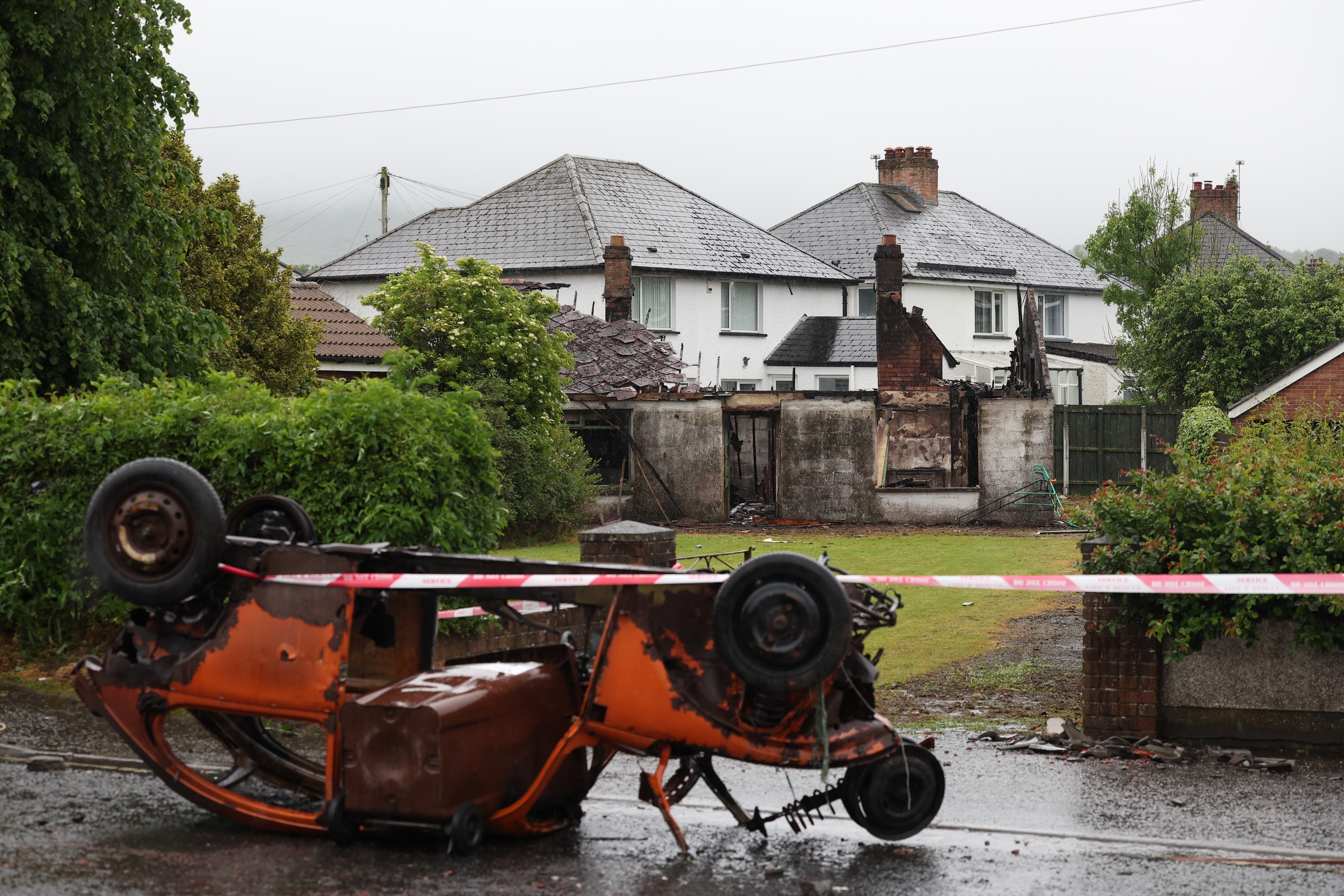 Etxe bat eta auto bat erreta, Antrim Roaden.