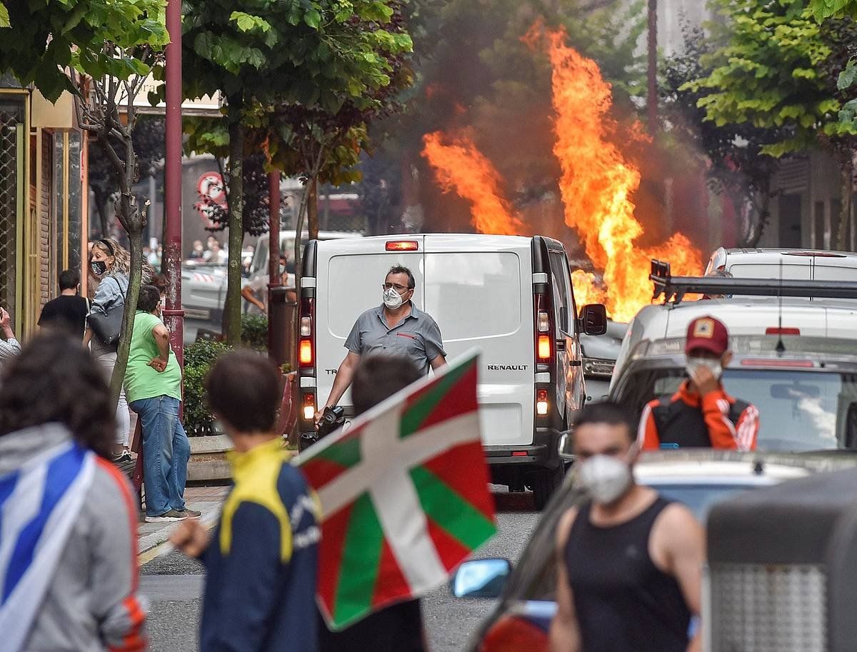 Istiluak izan dira Bide Onera plazaren inguruko kaleetan. MIGUEL TOñA / EFE