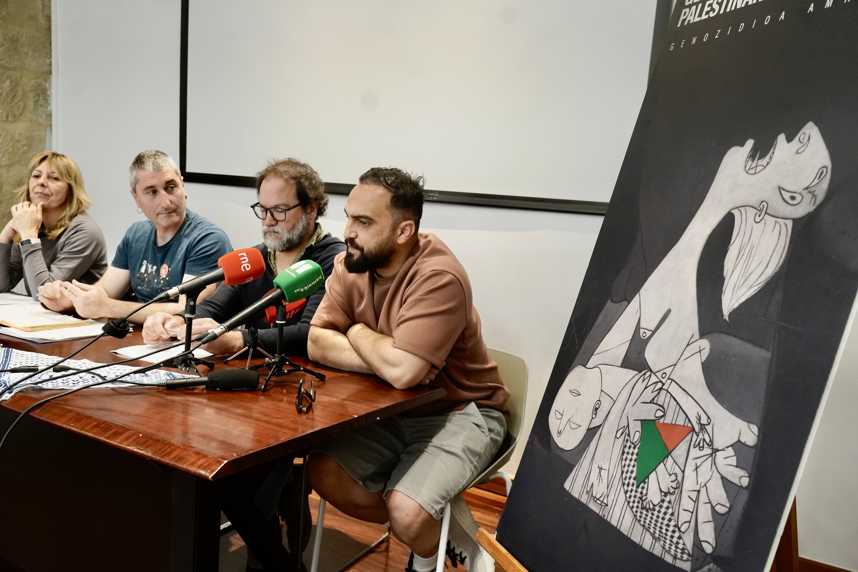 Amaia Herrero, Ibon Meñika, Eneko Gerrikabeitia eta Mohammed Farajallah Gernika-Palestina herri plataformaren prentsaurrekoan, gaur goizean Bilbon. MARISOL RAMIREZ / FOKU