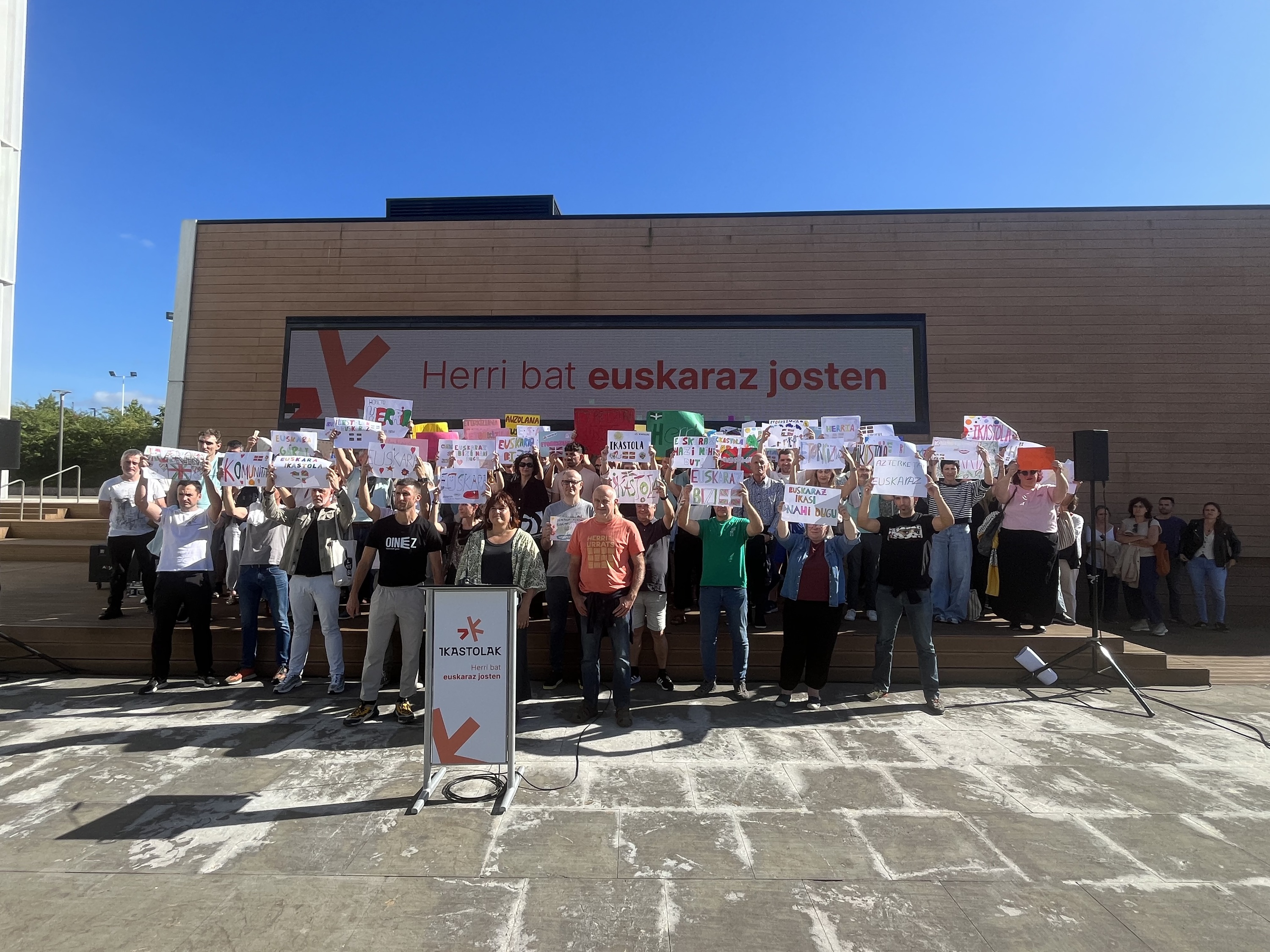 Euskal Herriko hainbat ikastoletako eta Ikastolen Elkarteko kideak, gaur arratsaldeko agerraldian, Hernanin. BERRIA