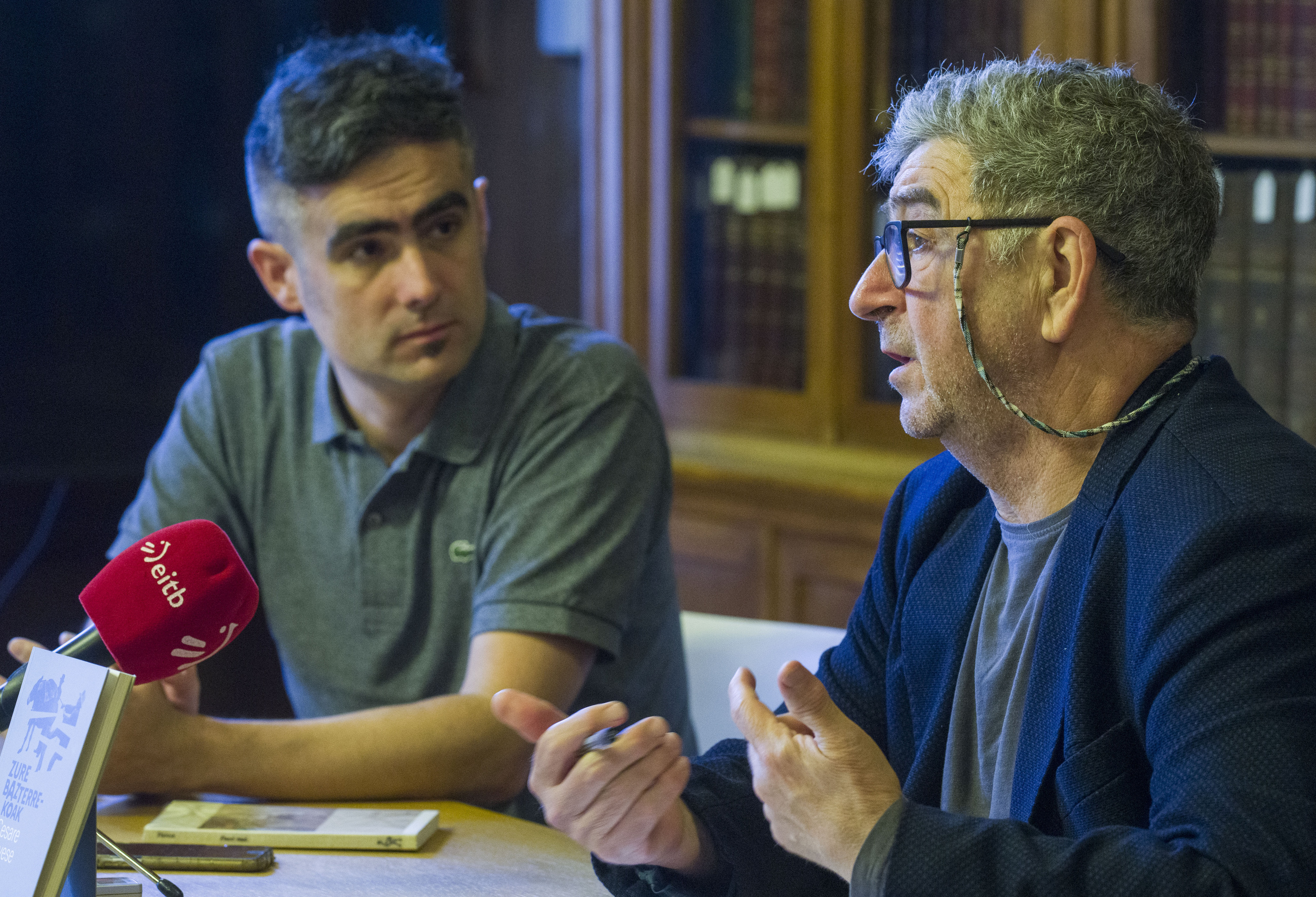 Jon Alonsok Cesare Paveseren 'Zure bazterrekoak' eleberria aurkeztu du gaur, Donostian. JON URBE / FOKU