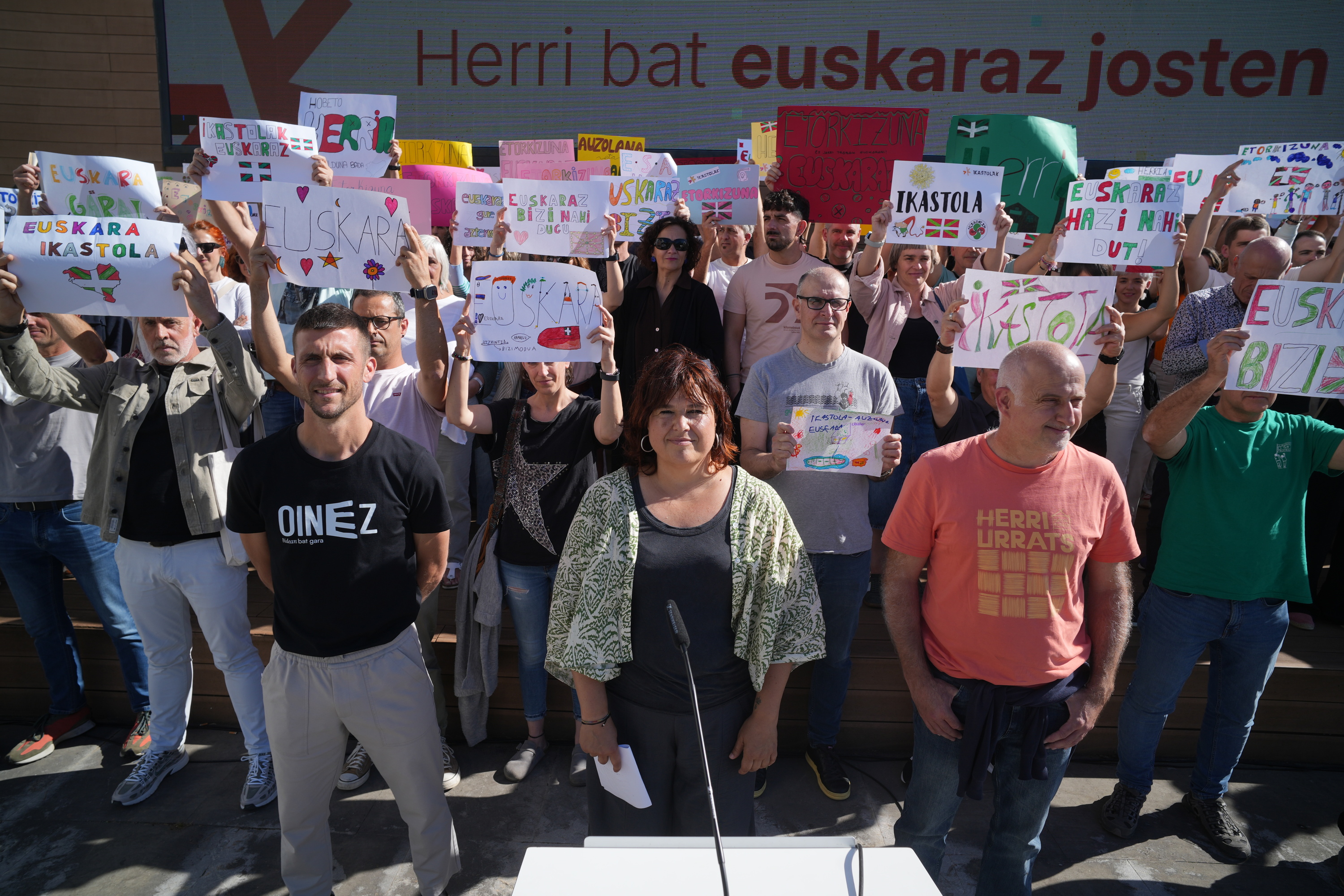 Euskal Herriko hainbat ikastoletako eta Ikastolen Elkarteko kideak, gaur arratsaldeko agerraldian, Hernanin. JON URBE / FOKU
