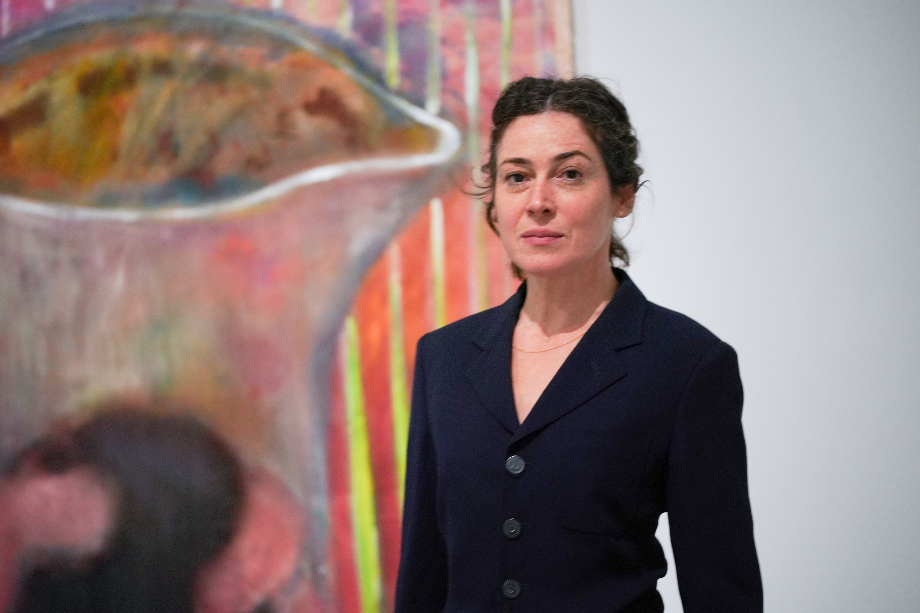 Rosalind Nashashibi artista bere margolan baten ondoan, Artiumen. ENDIKA PORTILLO / FOKU
