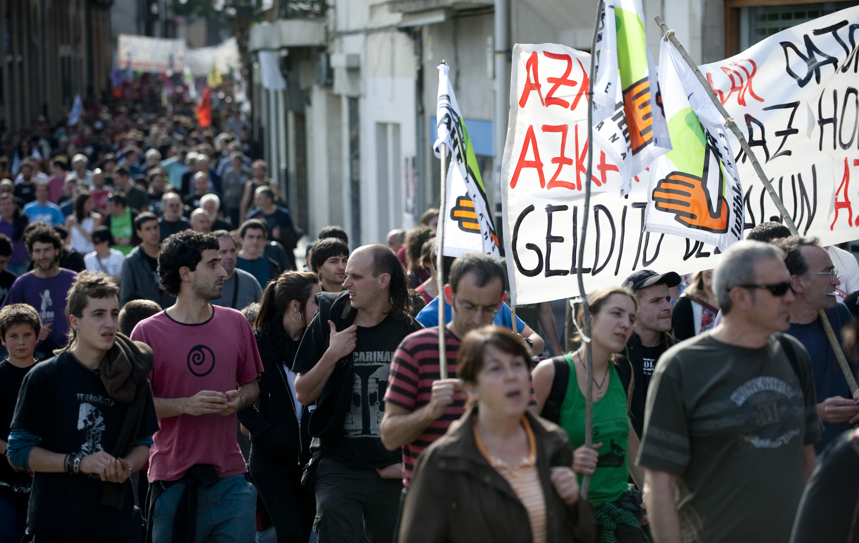AHTaren aurka Arrasaten 2007an egindako manifestazioa, proiektuaren aurka egindako handienetakoa. LUIS JAUREGIALTZO / FOKU