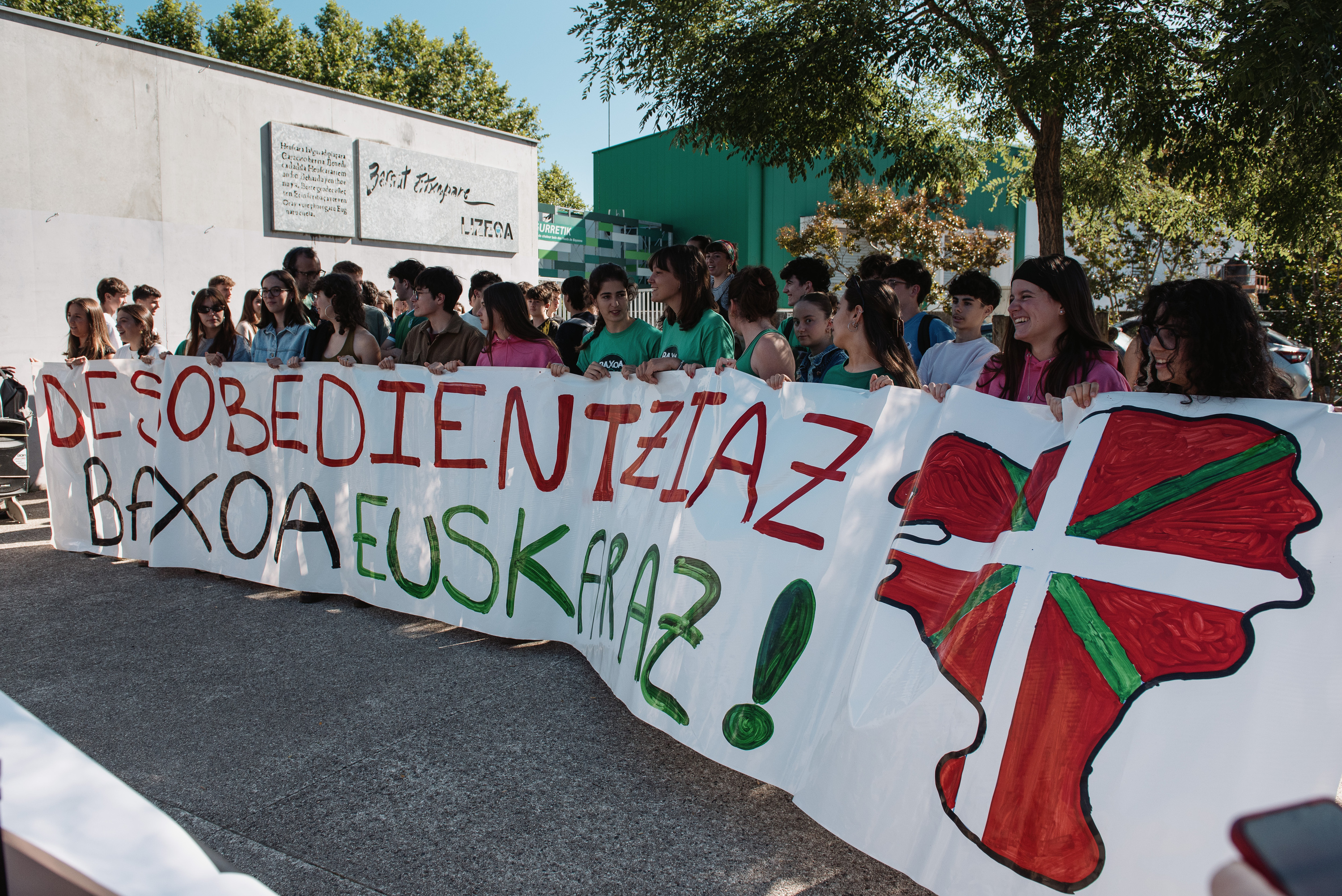 Seaskako ikasleen protesta, gaur goizean, Baionako Etxepare lizeoan. GUILLAUME FAUVEAU