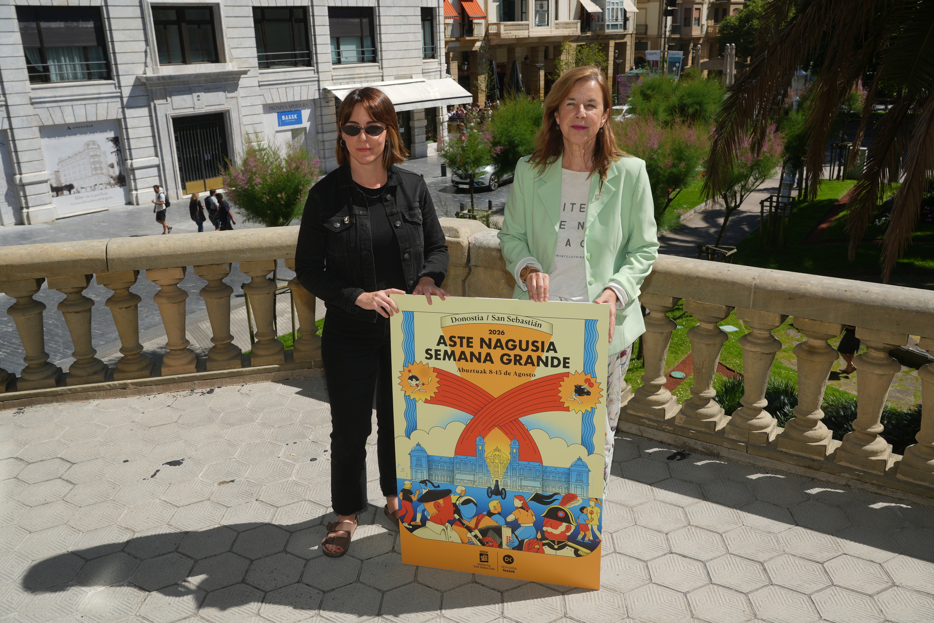 Paula Estevez Donostiako Aste Nagusiko aurtengo kartelaren egilea eta Ana Lopez Donostiako Udaleko Kultura zinegotzia, gaur goizean, Donostian. JON URBE / FOKU