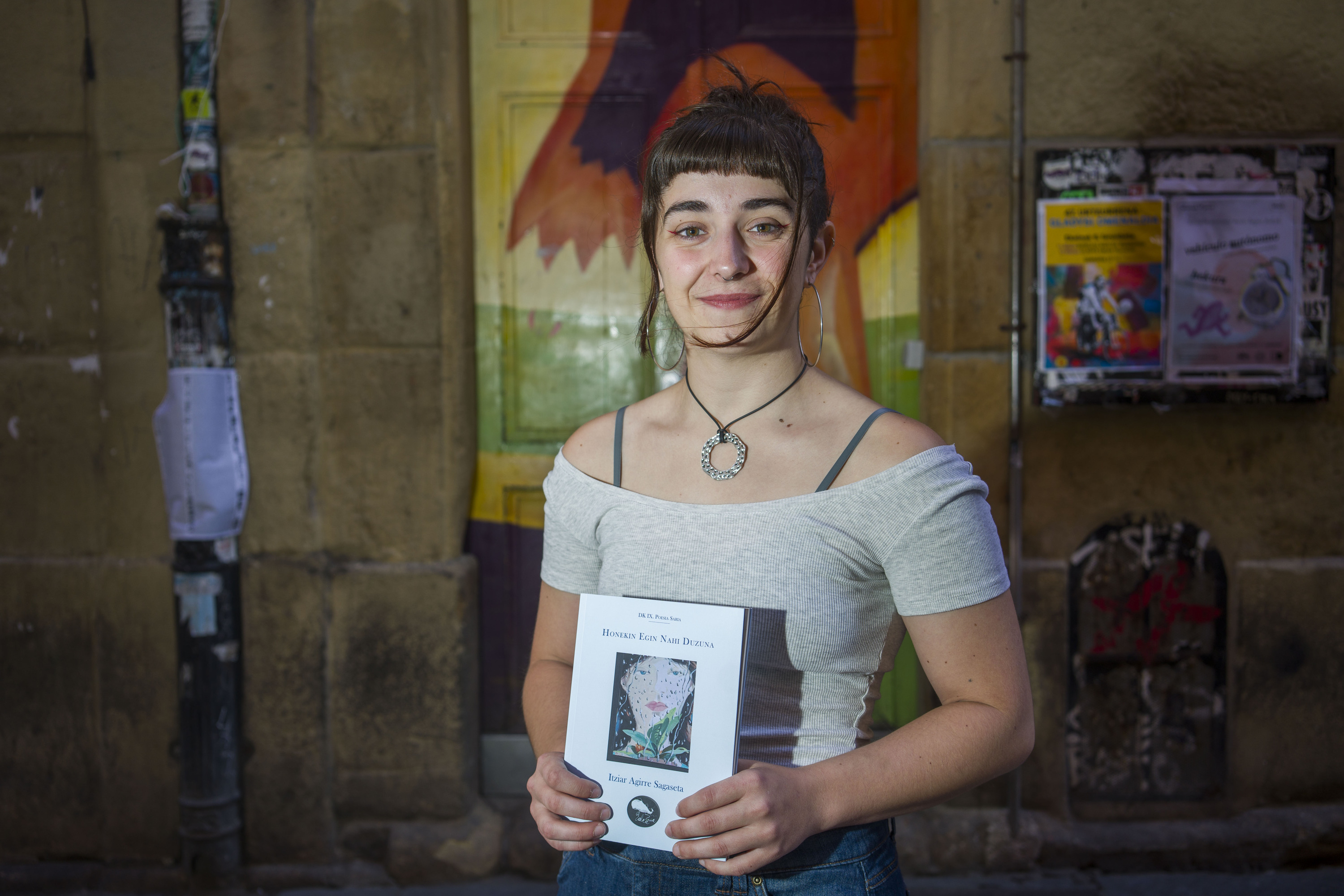 Itziar Agirre, 'Honekin egin nahi duzuna' bere lehen poema liburua eskuetan duela, Donostian. JON URBE / FOKU