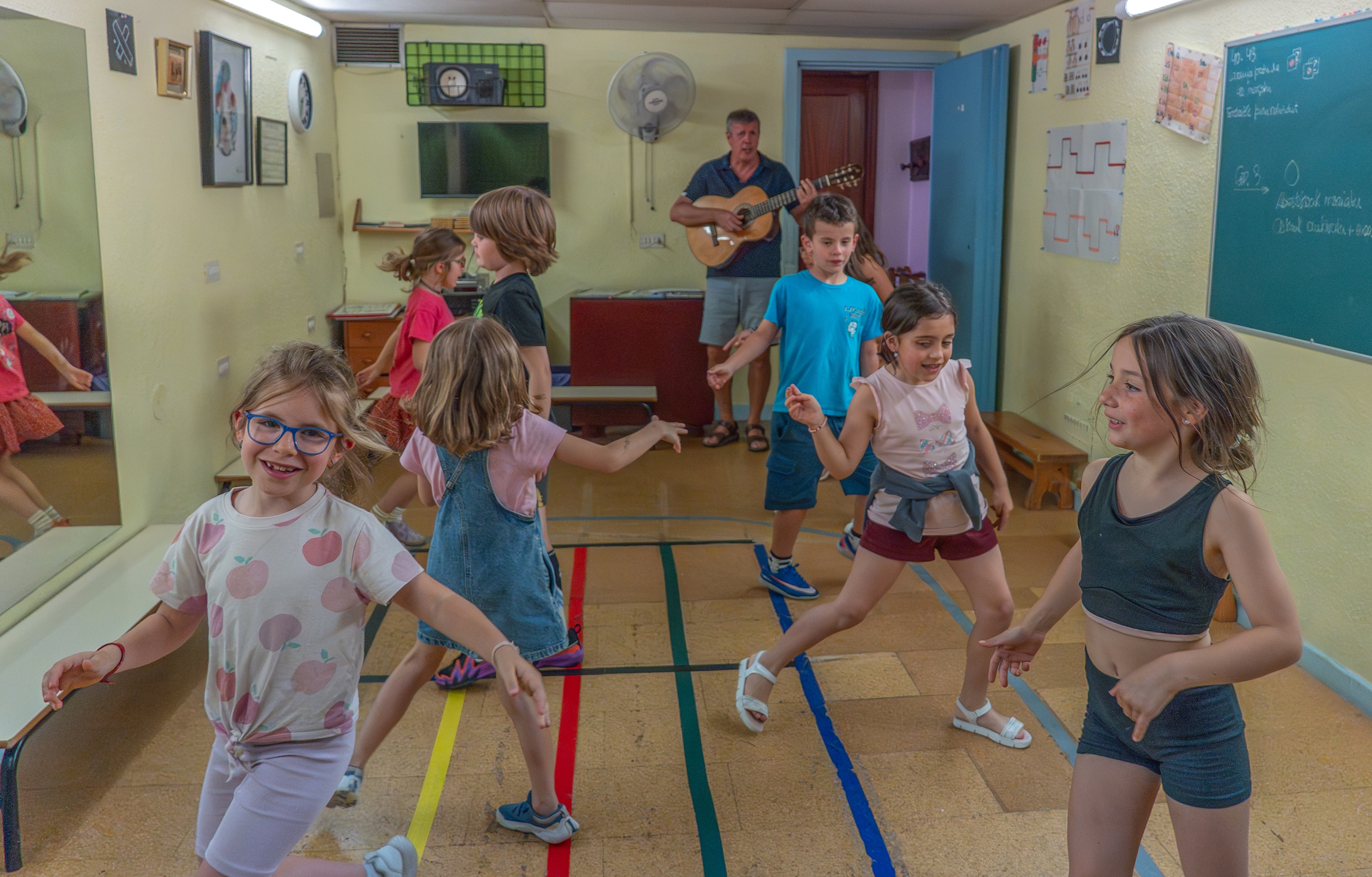 Xirula Mirula musika eskolako umeak, ariketa erritmiko bat egiten, Joxean Urbietak gidatuta. ANDONI CANELLADA / FOKU