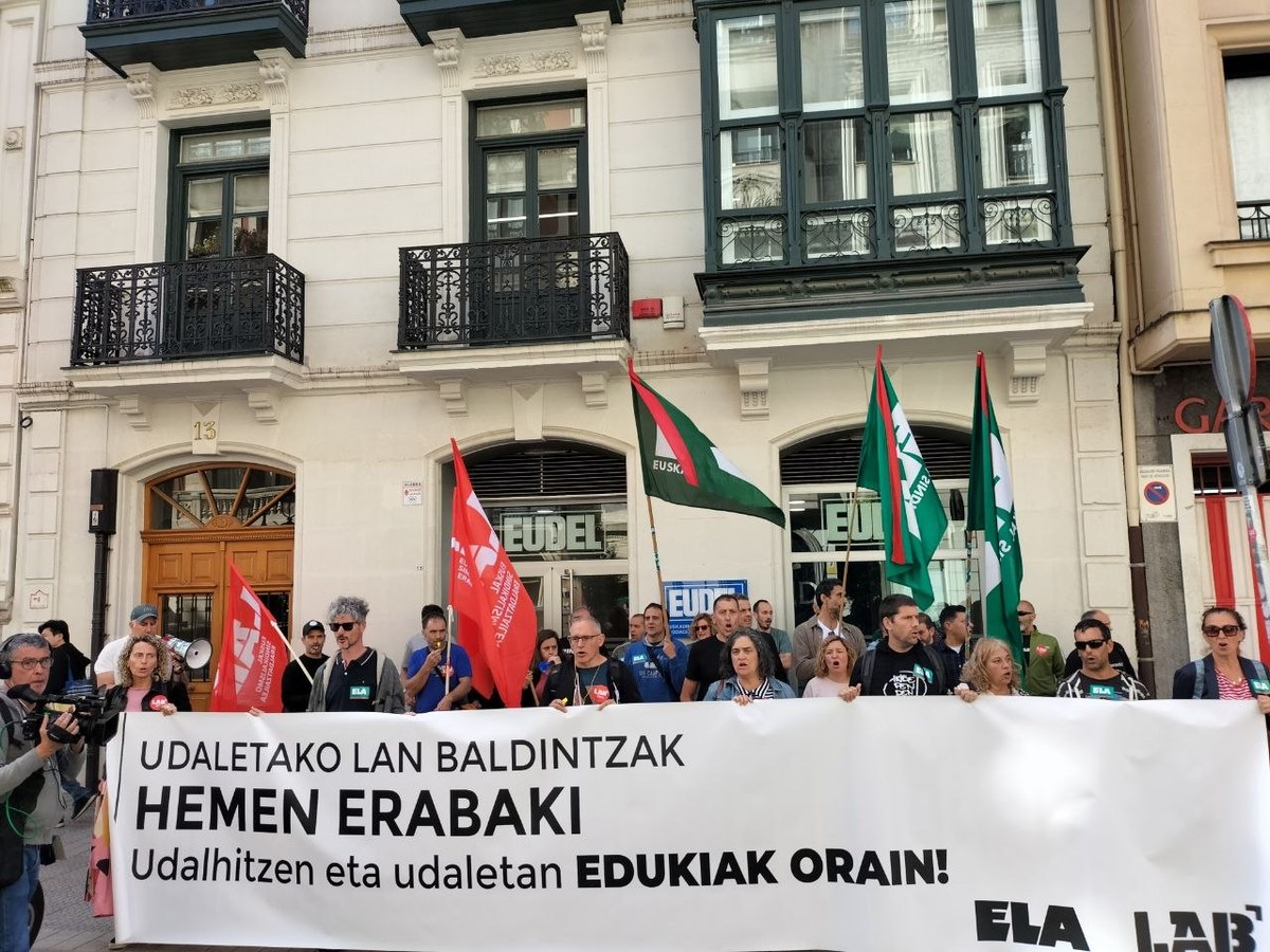 Udal langileen protesta bat, Eudelek Bilbon duen egoitzaren aurrean. ELA