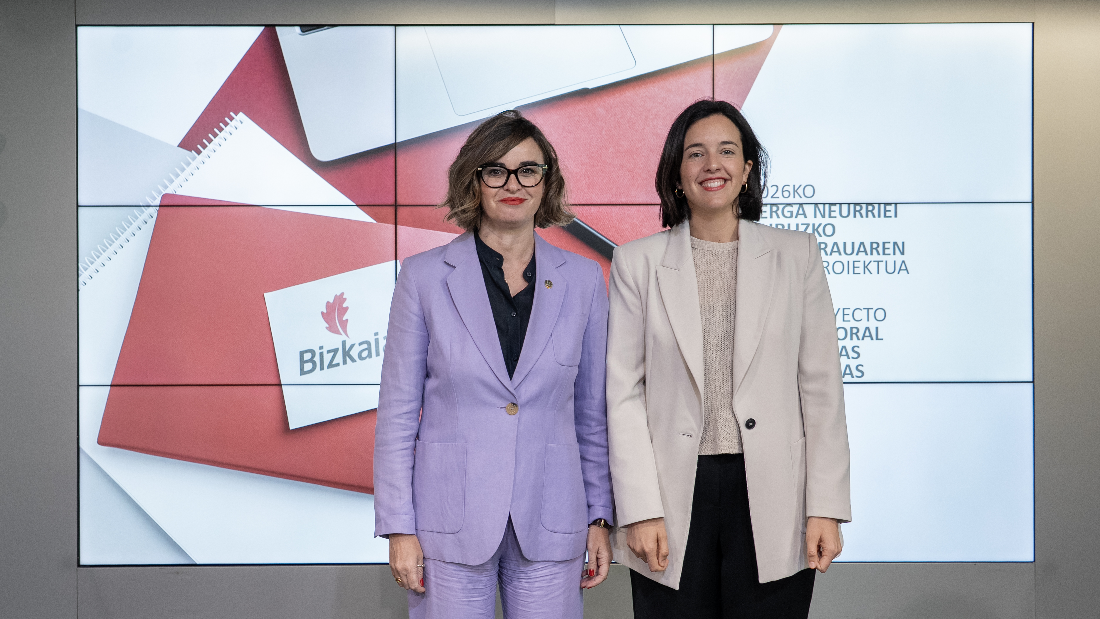 Elixabete Etxanobe Bizkaiko ahaldun nagusia eta Itxaso Berrojalbiz Ogasun eta Finantza diputatua, gaur, Bilbon. BERRIA