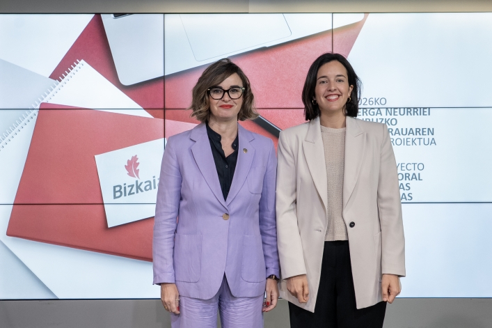 Elixabete Etxanobe Bizkaiko ahaldun nagusia eta Itxaso Berrojalbiz Ogasun eta Finantza diputatua, gaur, Bilbon. BERRIA Elixabete Etxanobe Bizkaiko ahaldun nagusia eta Itxaso Berrojalbiz Ogasun eta Finantza diputatua, gaur, Bilbon. BERRIA