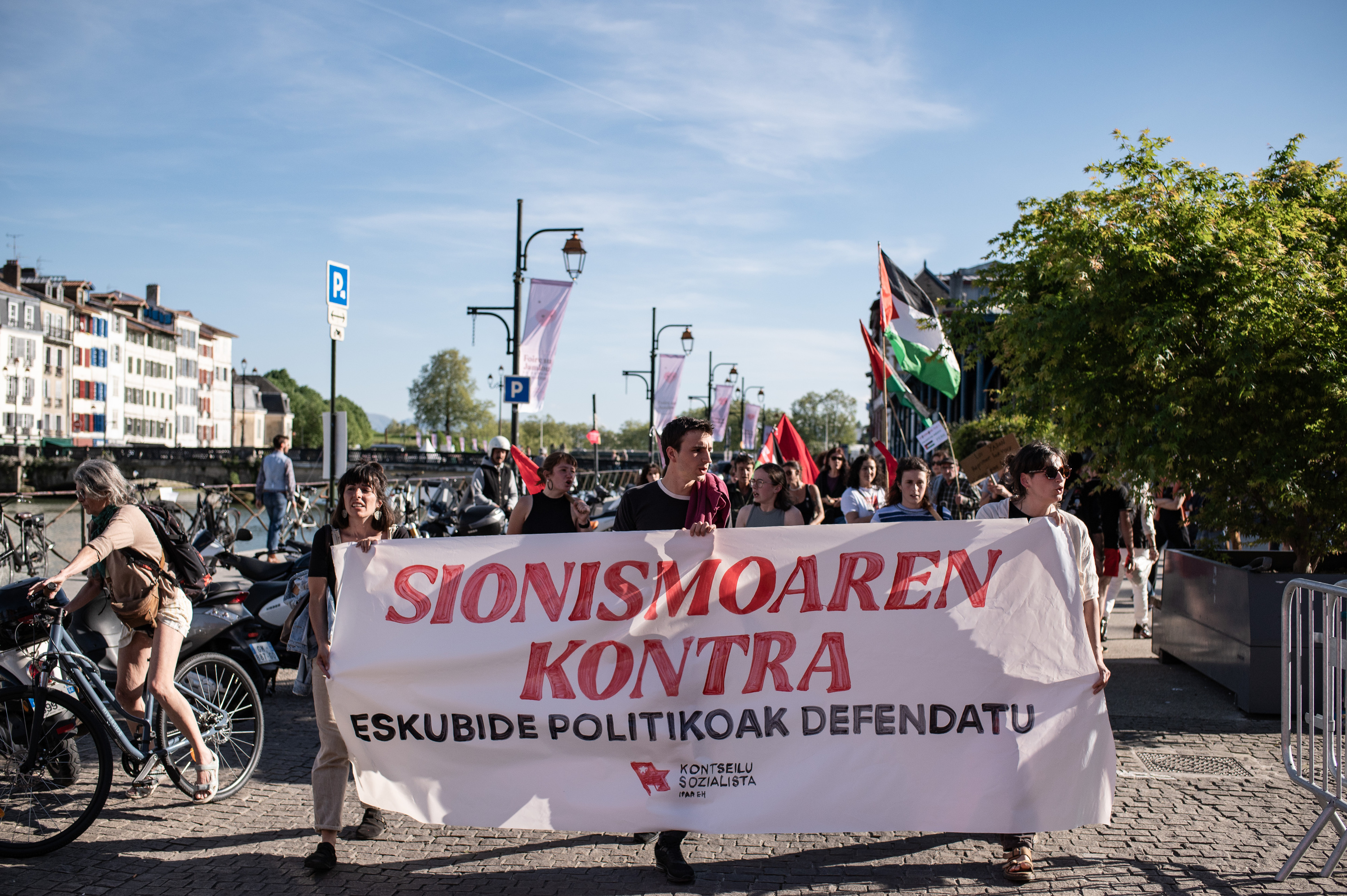 'Yadan legea' salatzeko manifestazio bat, apirilean, Baionan, EHKSren eskutik. PATXI BELTZAIZ