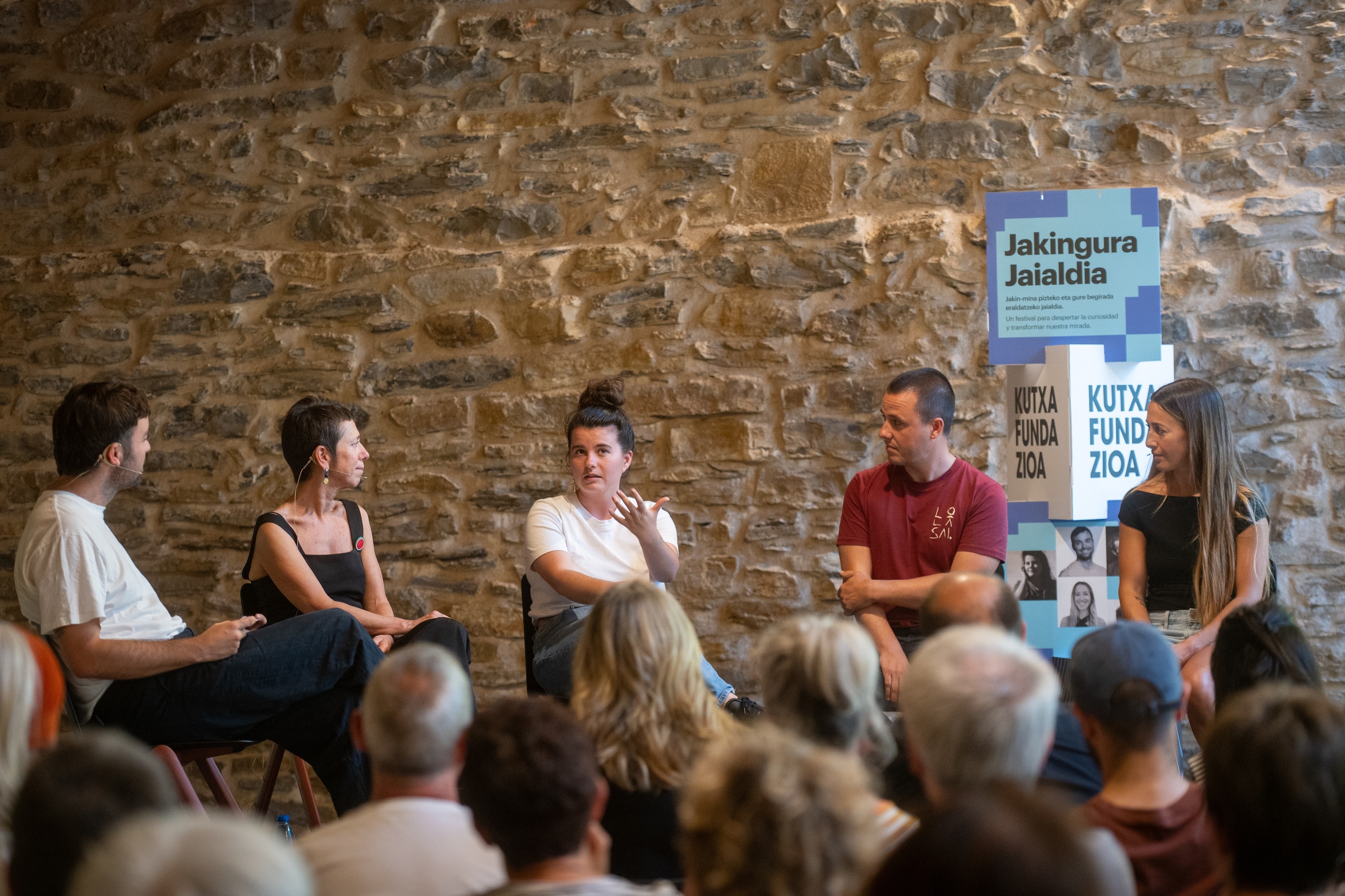 Ezker-eskuin, Mikel Rotaetxe, Ana Galarraga, Oihana Arana, Ander Mujika eta Maddi Iñarra, gaur, Bergarako Laboratoriumean. GORKA RUBIO / FOKU