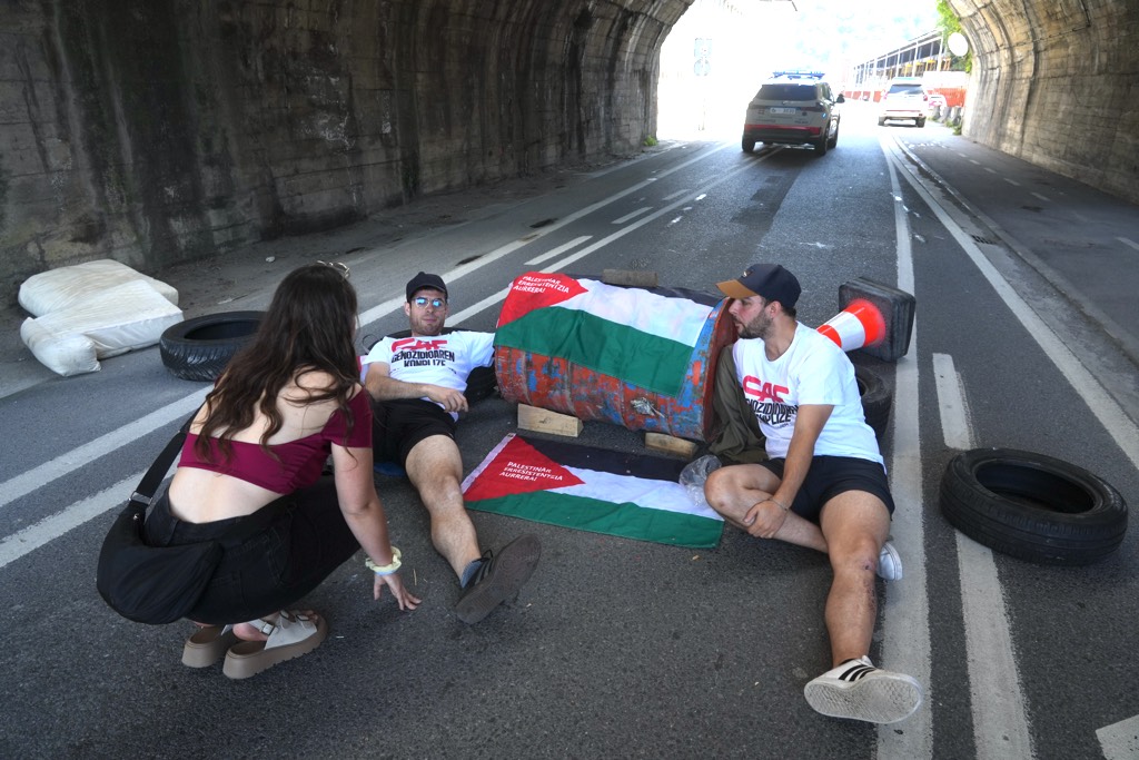 Hainbat ekintzaile errepidean kateatu dira goizean Beasainen, CAFen akziodunen batzarra hasi aurretik. JON URBE / FOKU
