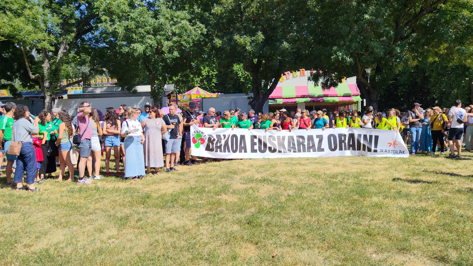«Baxoa euskaraz orain» irakur daiteke zabaldu berri duten pankarta batean. ION ORZAIZ
