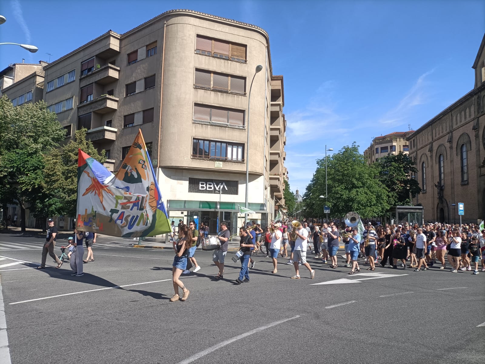 Manifestariak Askatasunaren plazan, Malen Amenabarrek diseinatutako kartela buruan doalarik. JOXERRA SENAR