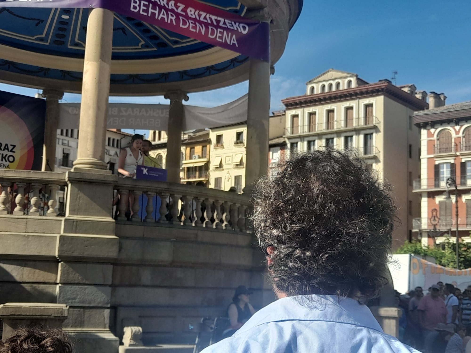 Gazte Euskaltzaleen Sareko kide bat hitz egiten Gaztelu plazan. ARANTXA IRAOLA