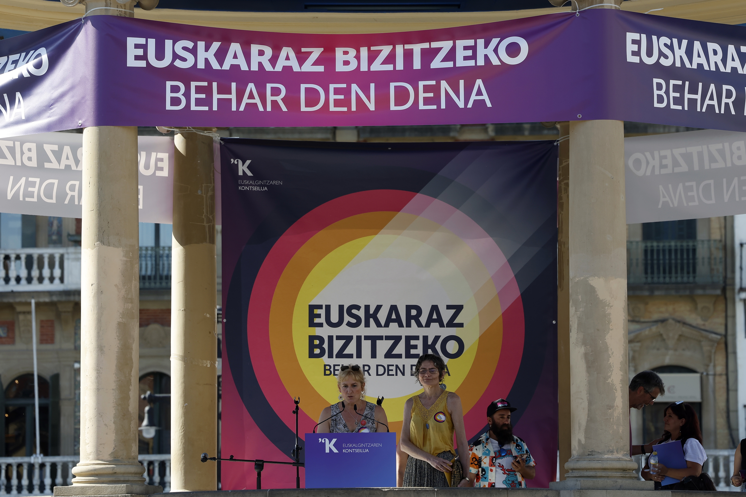 Hitzaldia Gaztelu plazan. JESUS DIGES / EFE