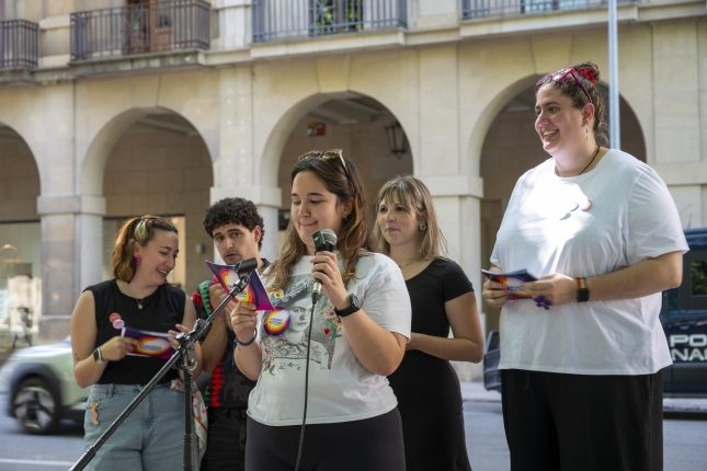 Andrea Gonzalez, Danel Sarasua, Aitziber Irazoki, Maider Leon eta Iruñe Astiz, gaur, Askatasunaren plazan, pregoia irakurtzeko unean. GORKA RUBIO / FOKU Andrea Gonzalez, Danel Sarasua, Aitziber Irazoki, Maider Leon eta Iruñe Astiz, gaur, Askatasunaren plazan, pregoia irakurtzeko unean. GORKA RUBIO / FOKU