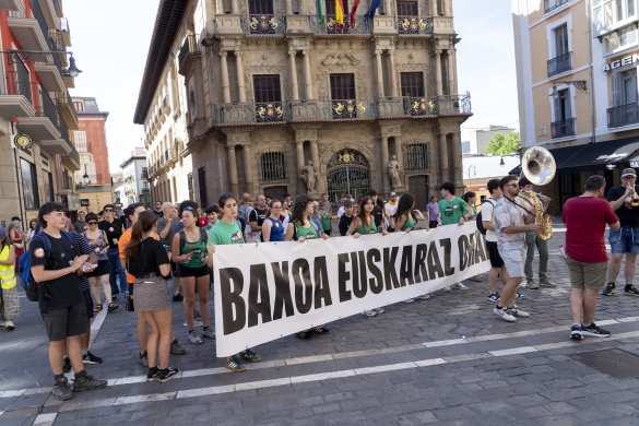 Baxoa euskaraz egitea aldarrikatzeko pankarta bat, Udaletxe plazan. IÑIGO URIZ / FOKU