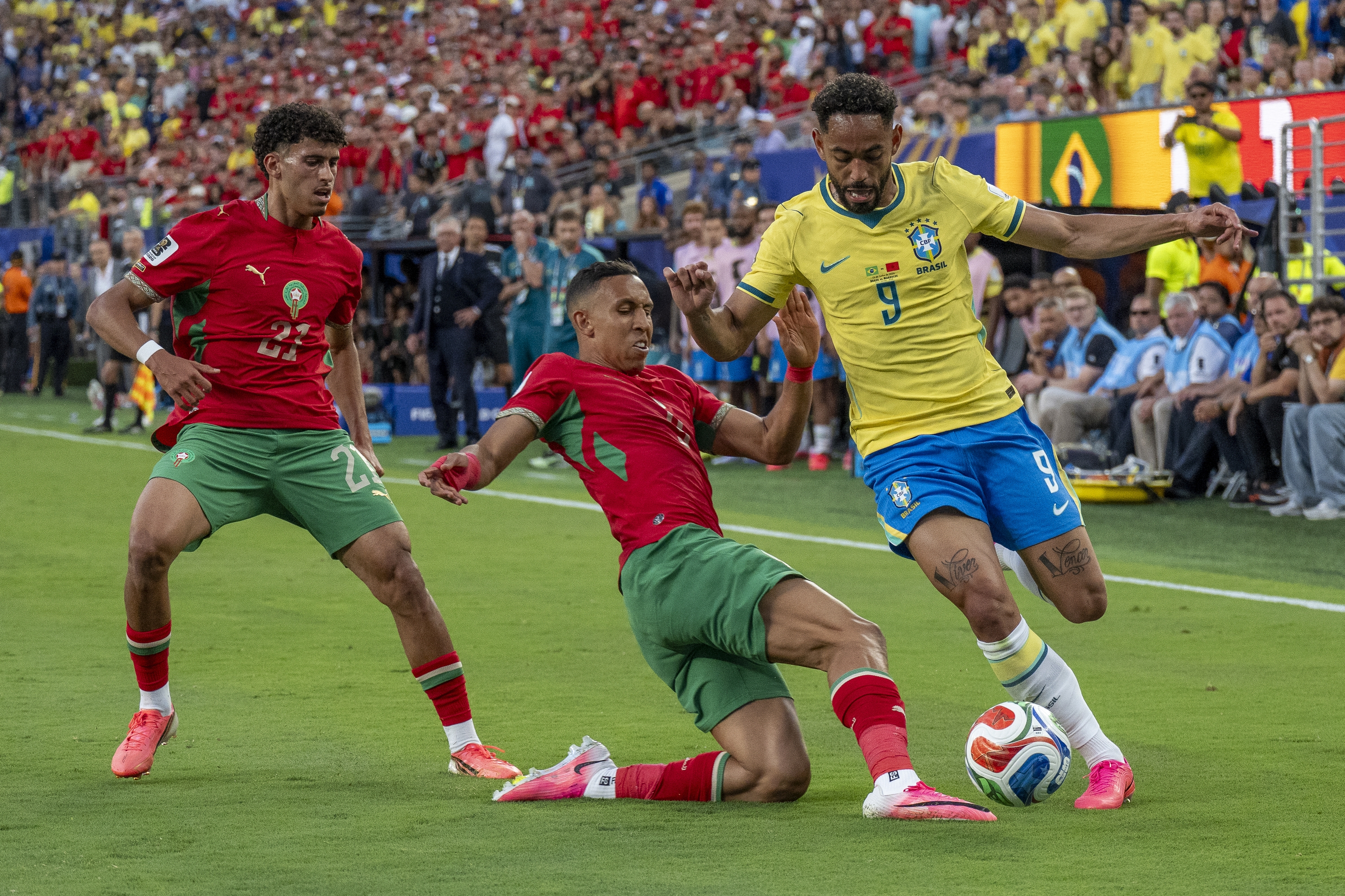 Marokoko eta Brasilgo jokalariak lehian, New Yorken. ANGEL COLMENARES / EFE