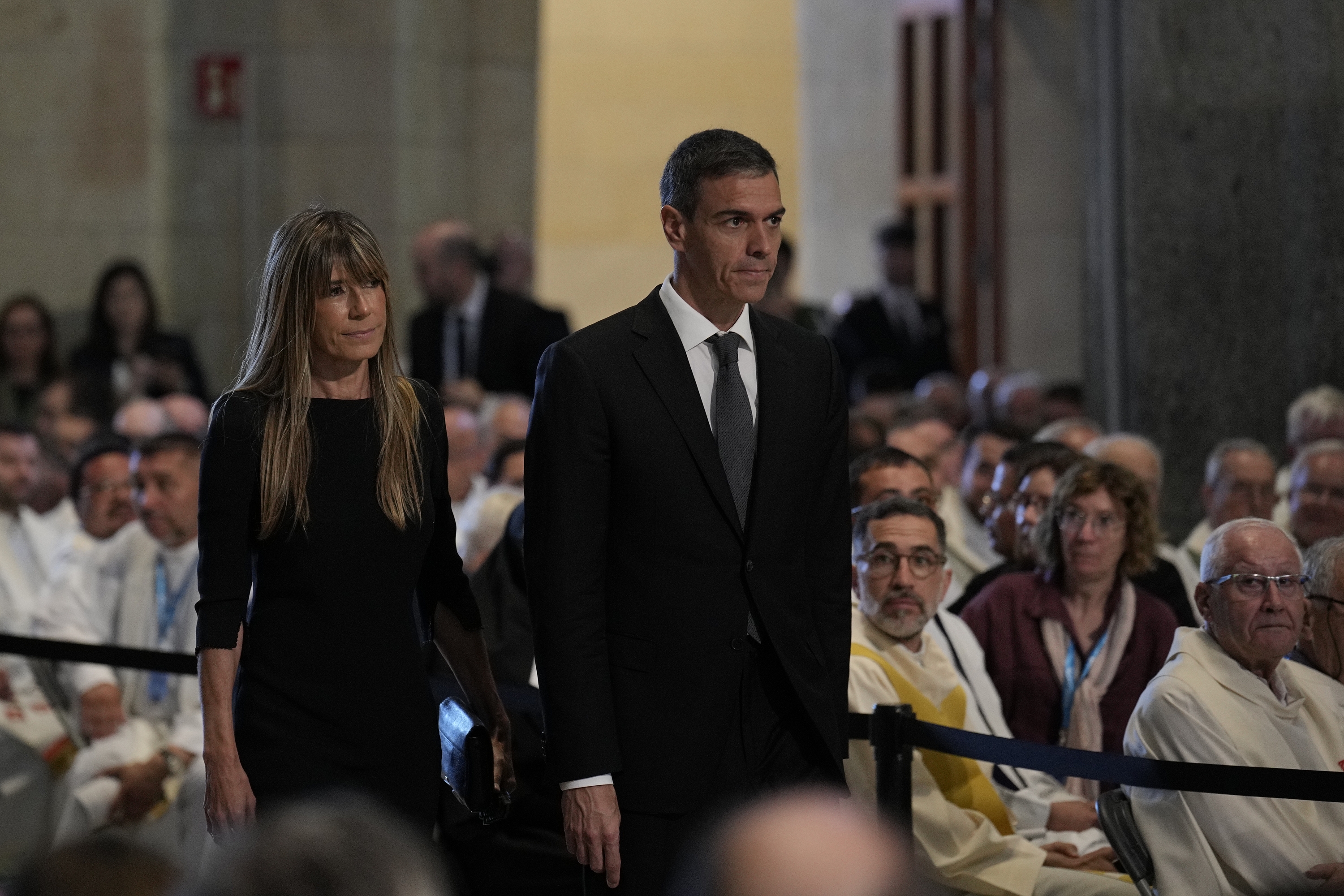 Begoña Gomez eta Pedro Sanchez, joan den astean, Leon XIV.a aita santuak Bartzelonan emandako meza batean. ALEJANDRO GARCIA / EFE