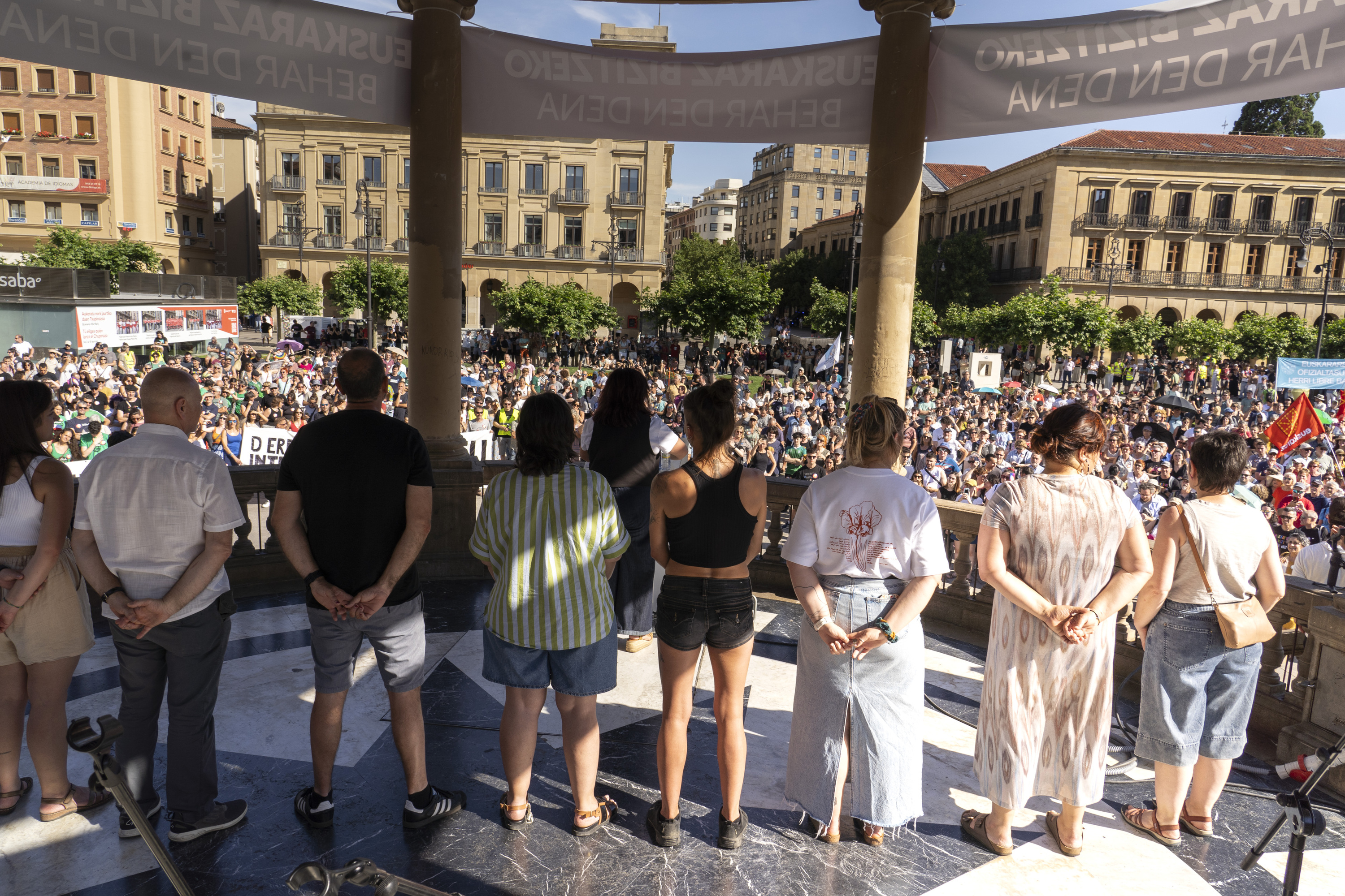 Euskalgintzaren Kontseiluko ordezkariak Gazteluko Plazan, aurrean milaka euskaltzale dituztela, larunbatean. IÑIGO URIZ / FOKU Euskalgintzaren Kontseiluko ordezkariak Gazteluko Plazan, aurrean milaka euskaltzale dituztela, larunbatean. IÑIGO URIZ / FOKU