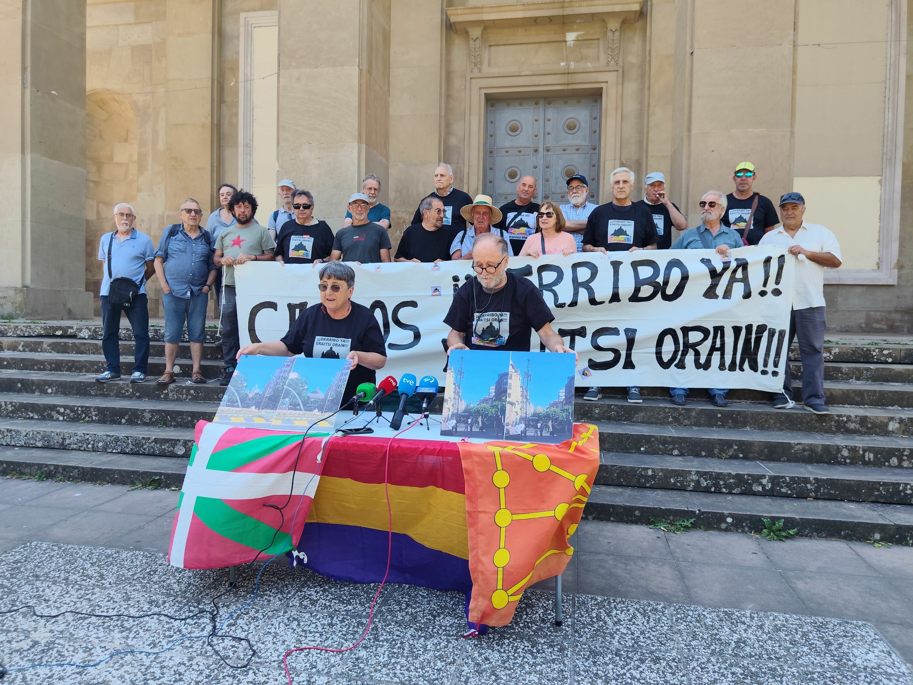 Iruñeko Erorien Monumentua eraistearen aldeko elkarteak, eraikinaren atariko eskaileretan. BERRIA