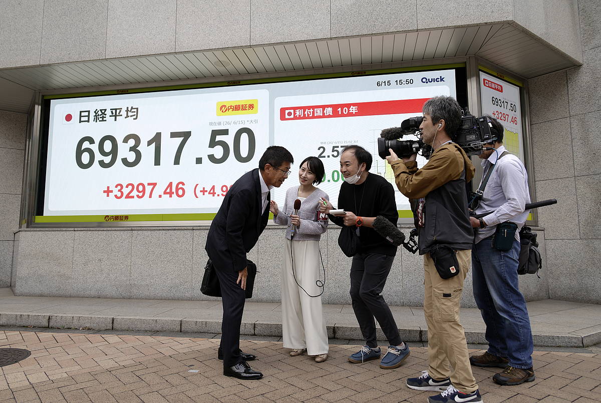 Tokioko burtsako Nikkei indizea 69.000 puntuak gainditu ditu lehen aldiz,, AEBen eta Iranen arteko akordioa ezagutu ostean. FRANCK ROBICHON / EFE